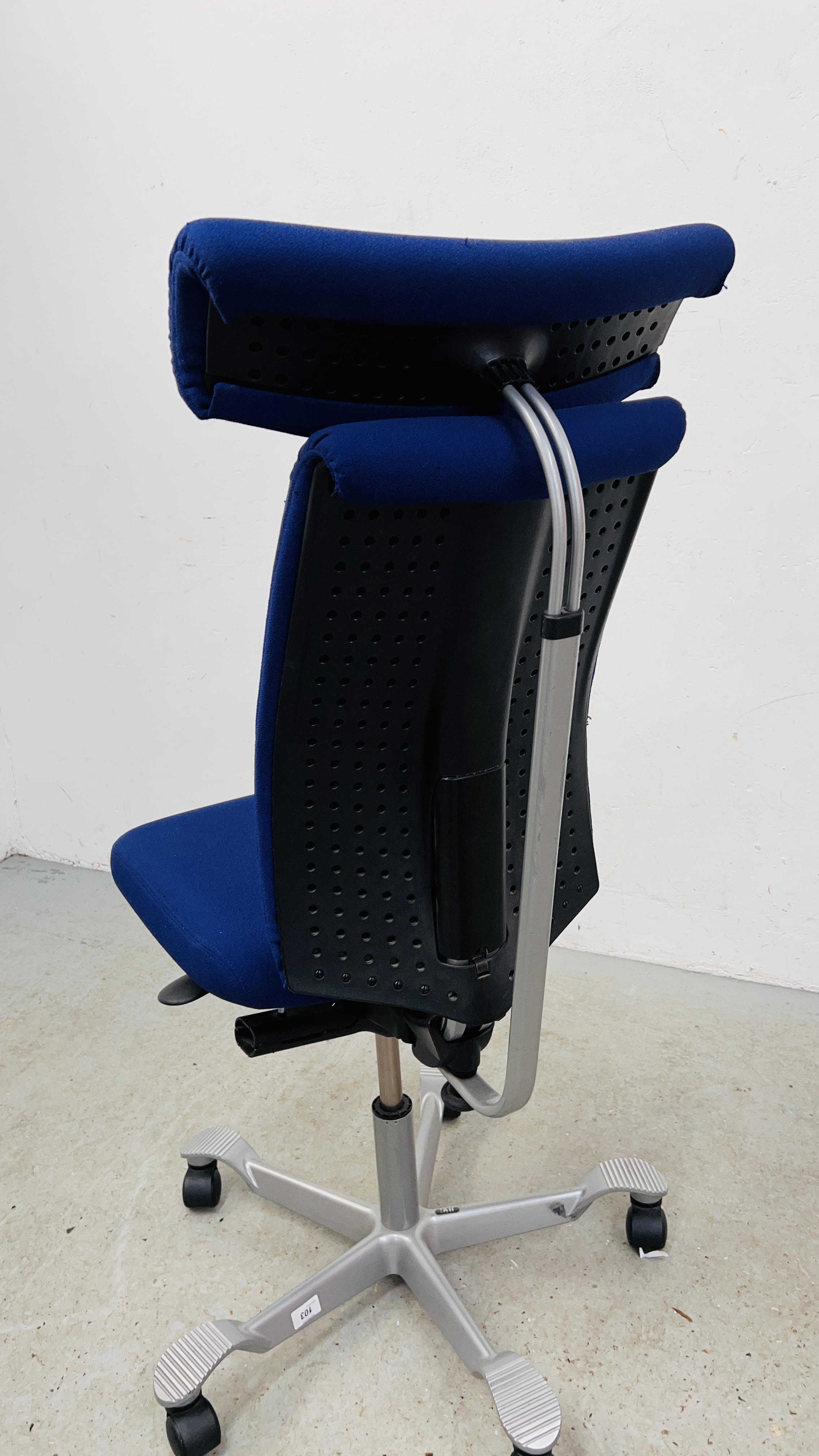 MODERN "HAG" ADJUSTABLE OFFICE CHAIR - Image 9 of 9