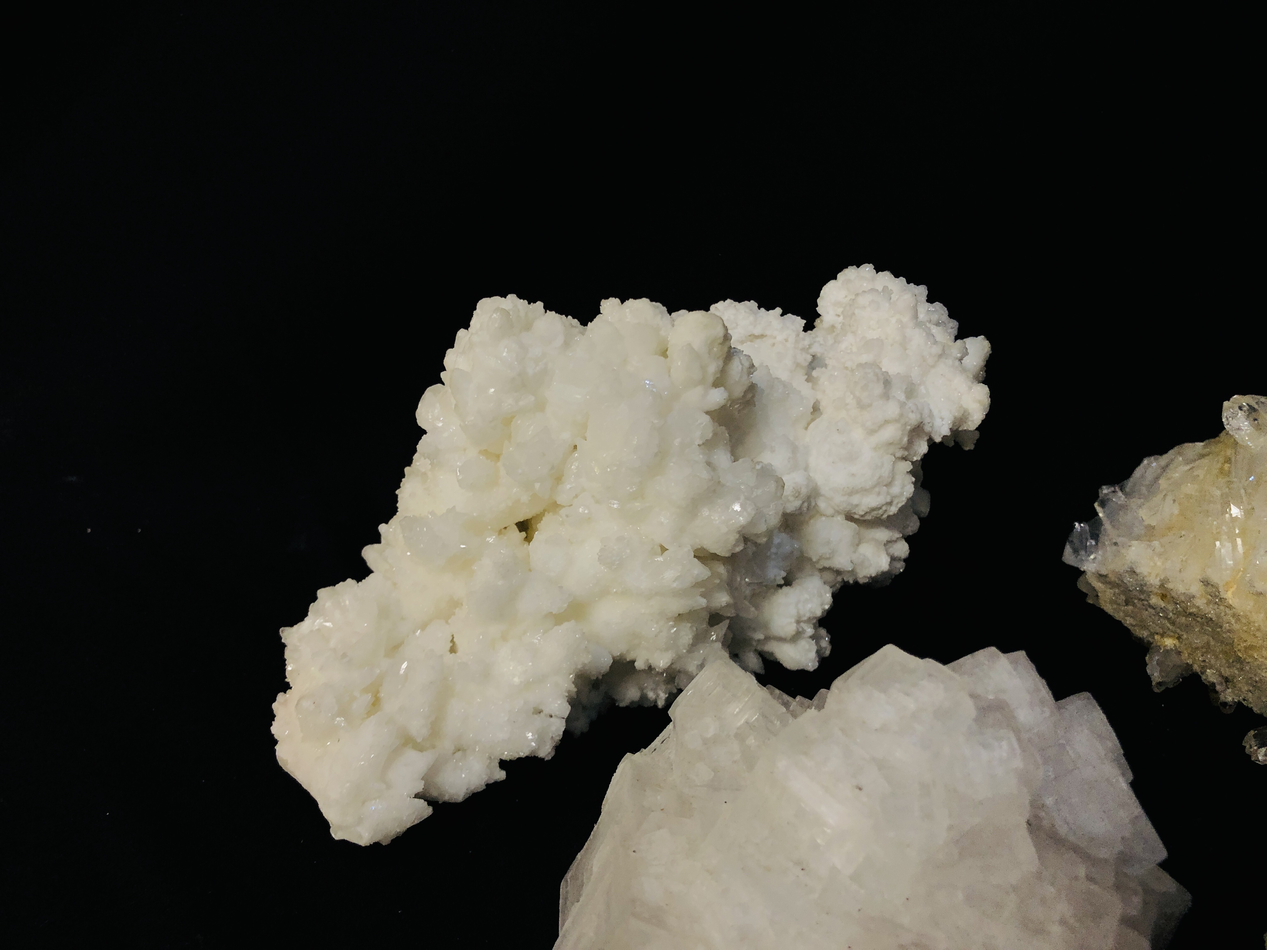 A COLLECTION OF APPROX 4 CRYSTAL AND MINERAL ROCK EXAMPLES TO INCLUDE QUARTZ ETC. - Image 2 of 4