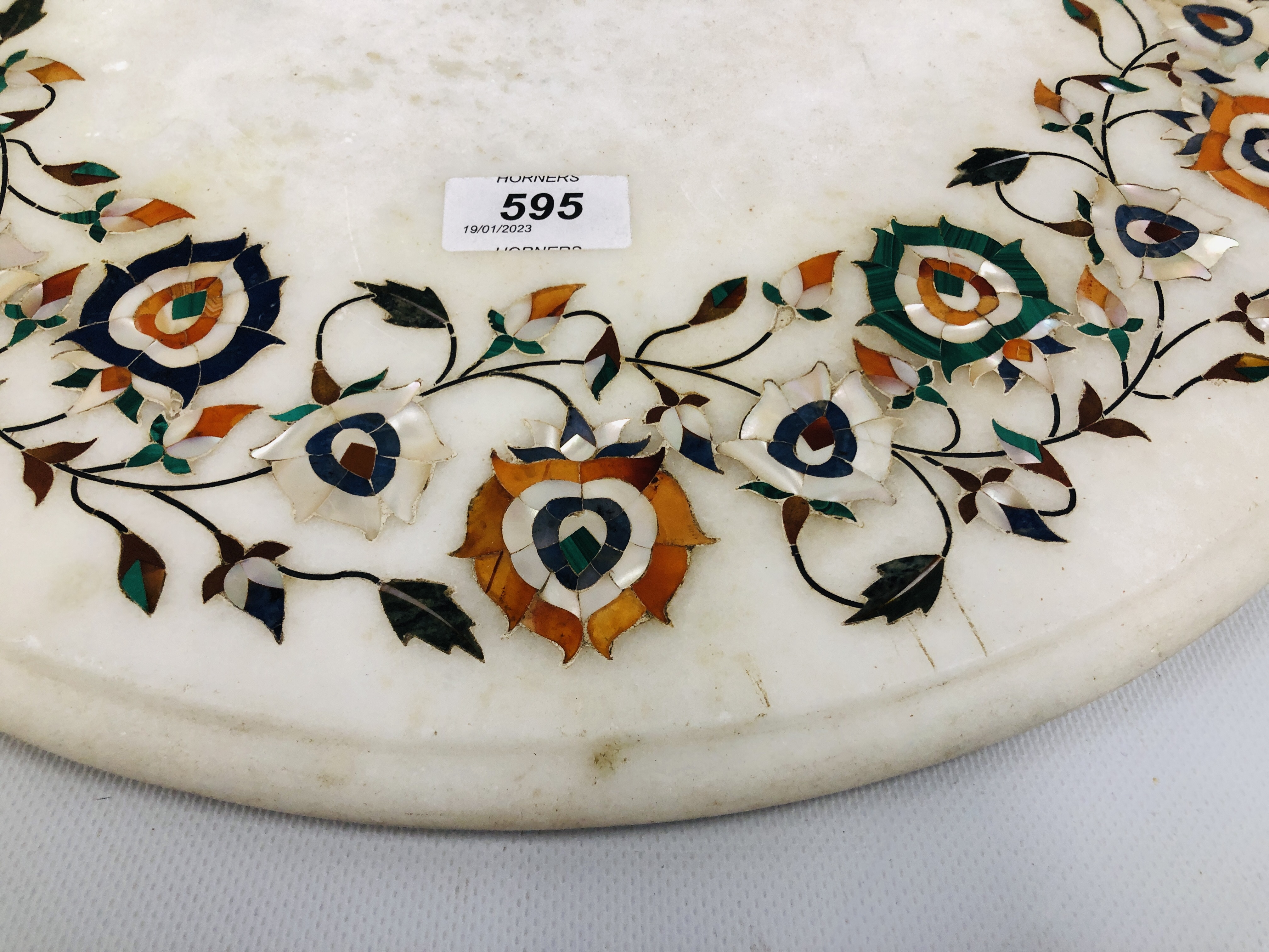 A CIRCULAR WHITE MARBLE PLATTER THE BORDER INLAID WITH A GARLAND OF POLISHED STONE AND MOTHER OF - Image 3 of 9