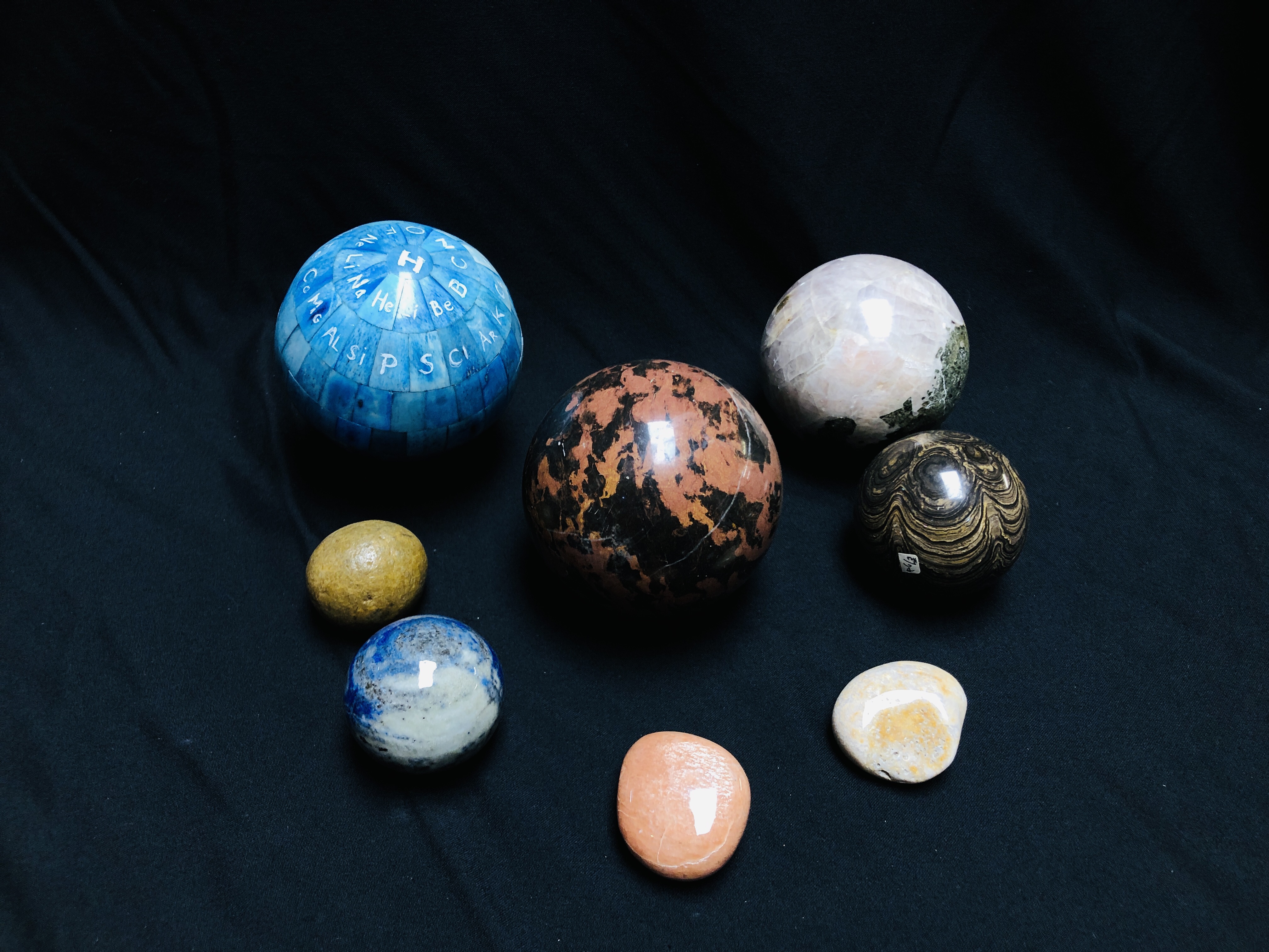 A COLLECTION OF 4 HARD STONE POLISHED SPHERES TO INCLUDE FLUORITE + ONE OTHER ALONG WITH 3 POLISHED