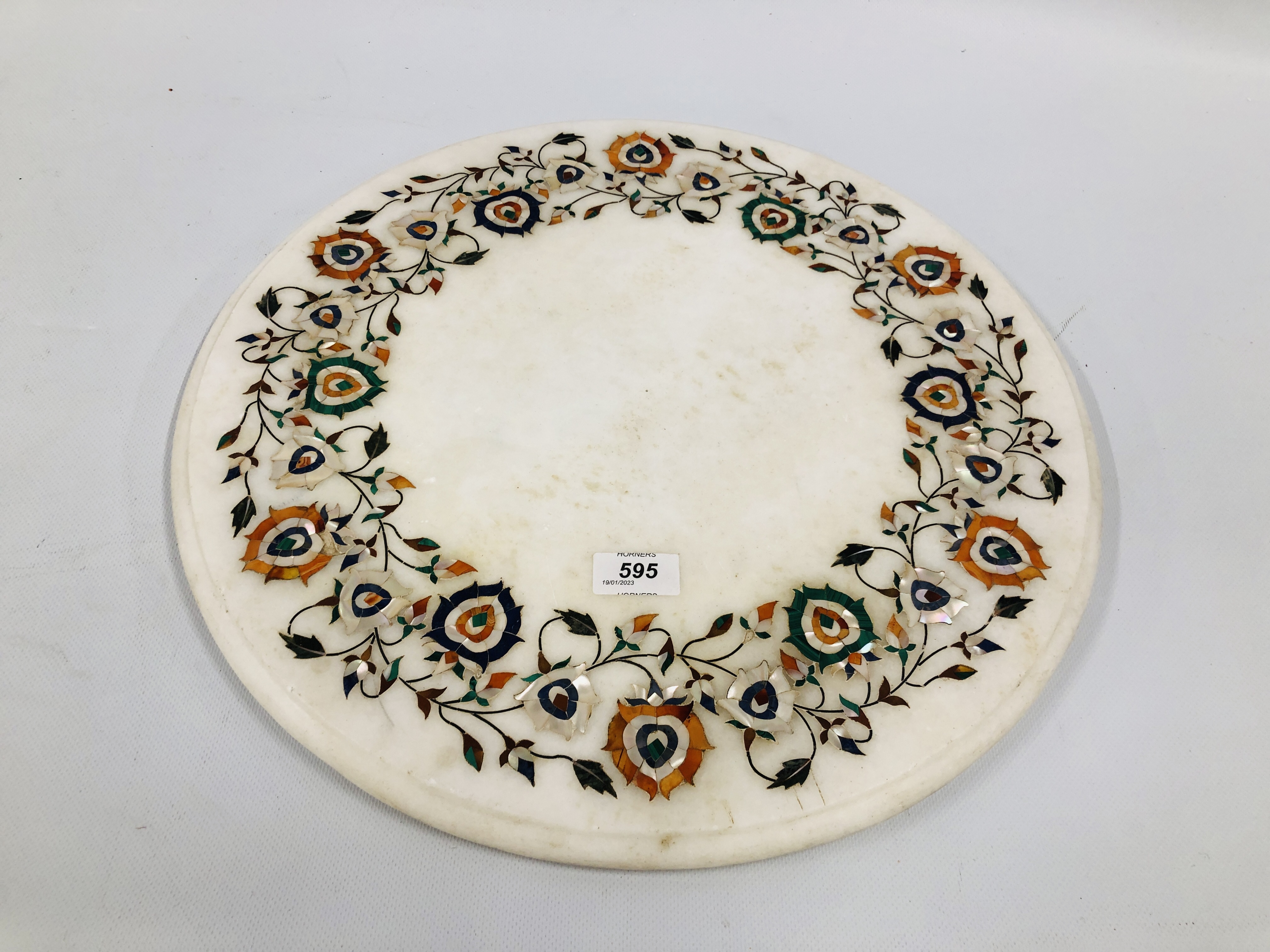 A CIRCULAR WHITE MARBLE PLATTER THE BORDER INLAID WITH A GARLAND OF POLISHED STONE AND MOTHER OF - Image 2 of 9