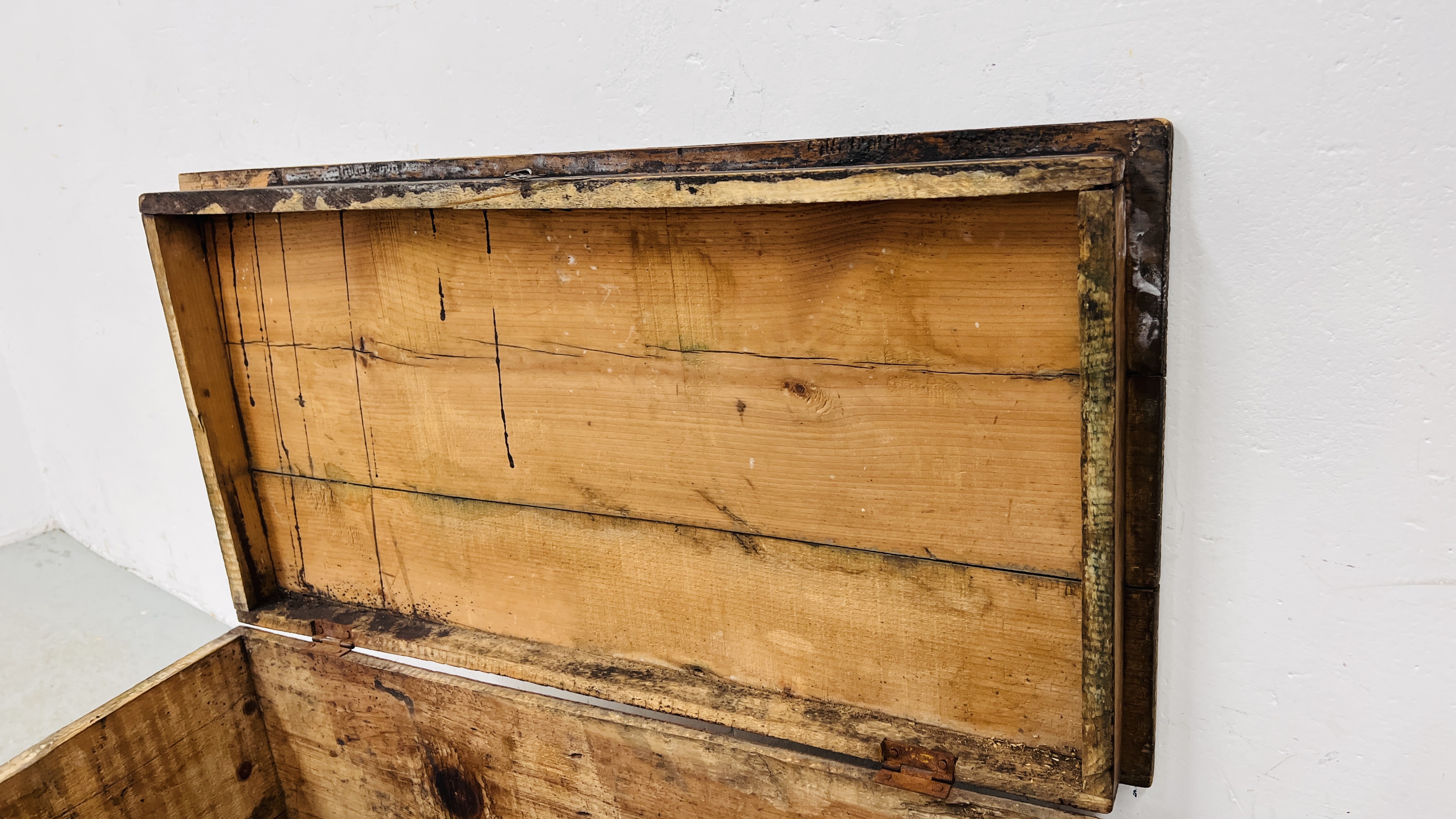 AN ANTIQUE PINE BLANKET CHEST WITH HAND CARVED FRONT PANEL WIDTH 85CM. DEPTH 43CM. HEIGHT 42CM. - Image 7 of 9