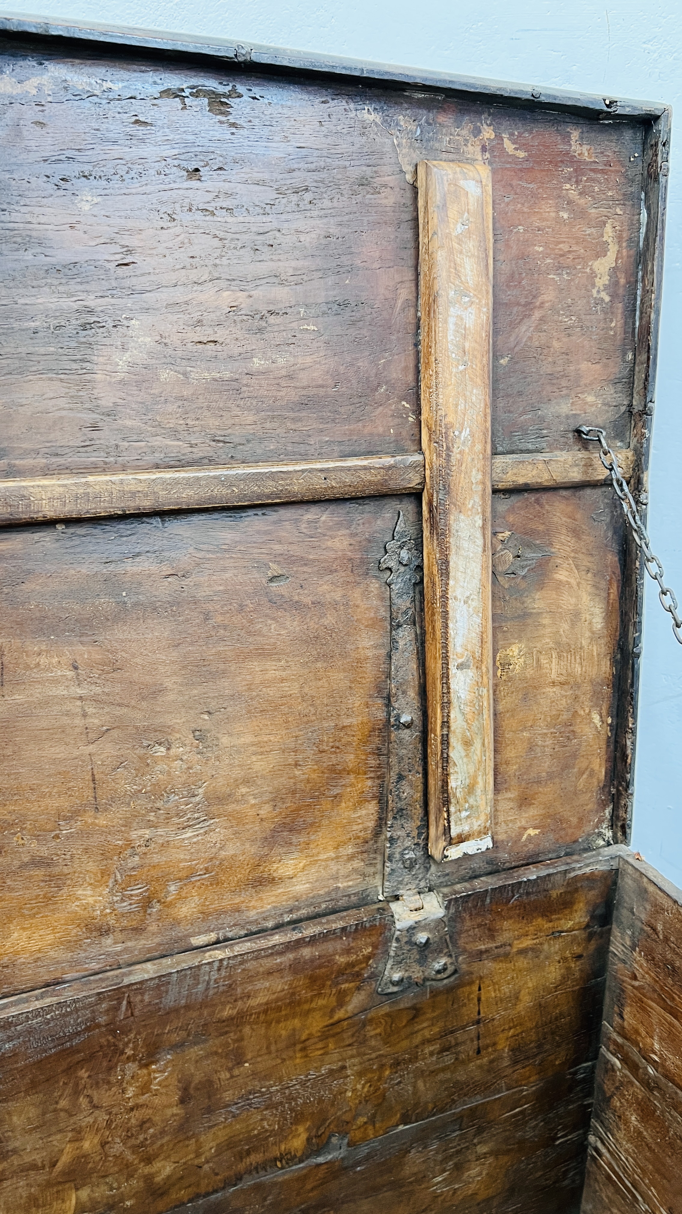 A HEAVY ANTIQUE OAK TRUNK WITH METAL BANDING WIDTH 102CM. DEPTH 61CM. HEIGHT 49CM. - Image 17 of 17