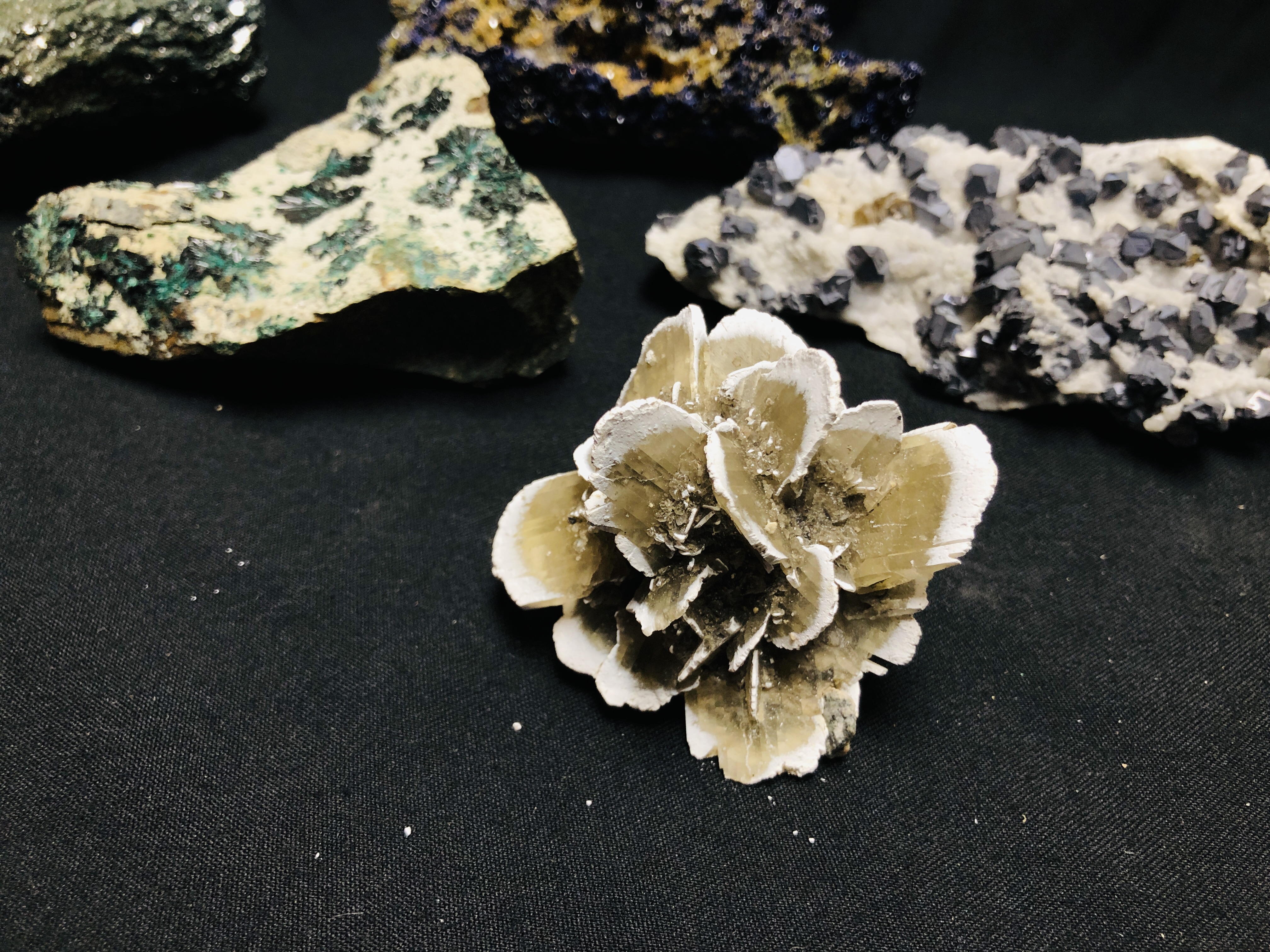 A COLLECTION OF APPROX 5 CRYSTAL AND MINERAL ROCK EXAMPLES. - Image 2 of 6