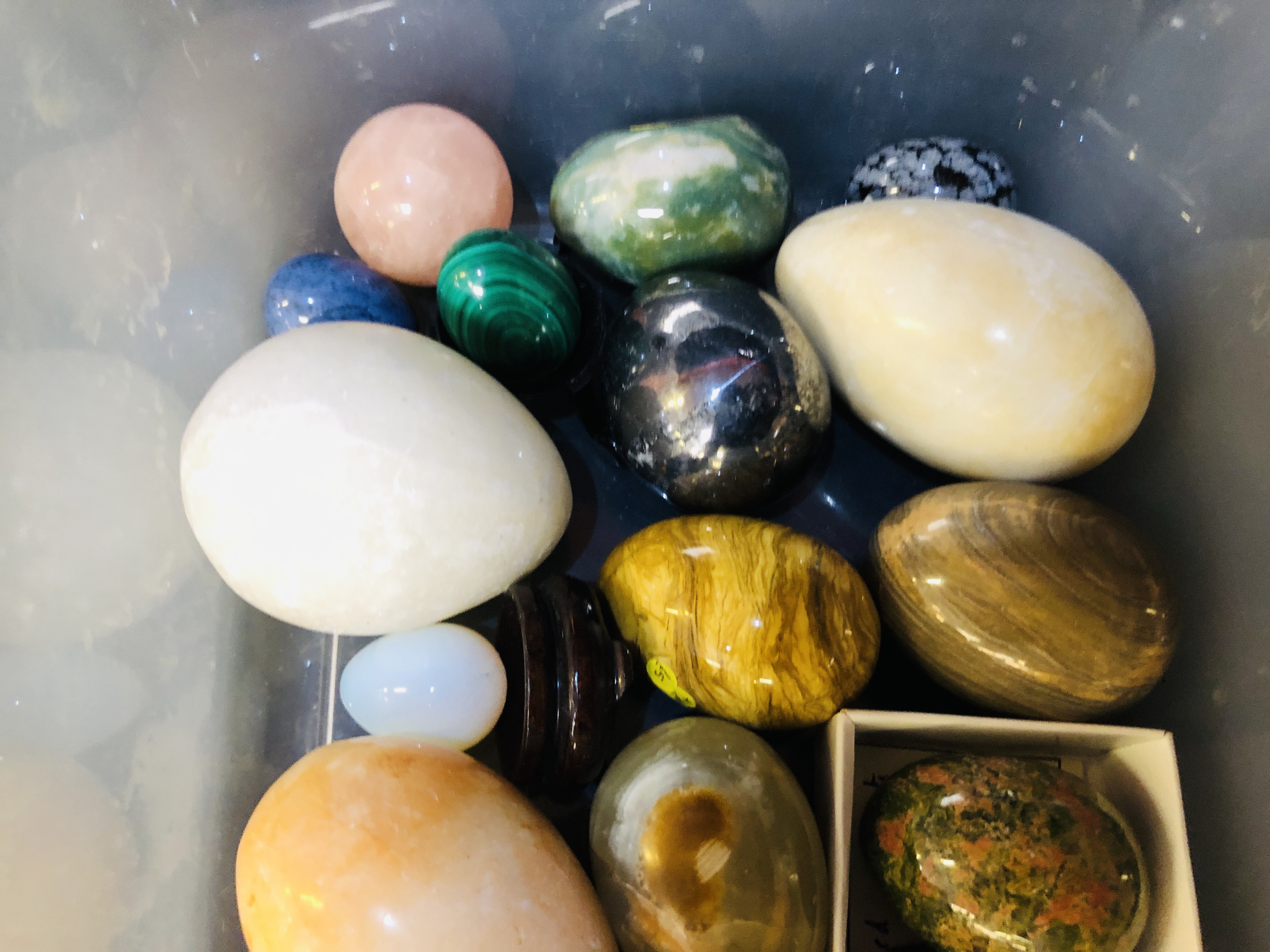 A COLLECTION OF APPROX 20 POLISHED HARD STONE EGGS TO INCLUDE CRYSTAL, QUARTZ AND ONYX EXAMPLES. - Image 4 of 4