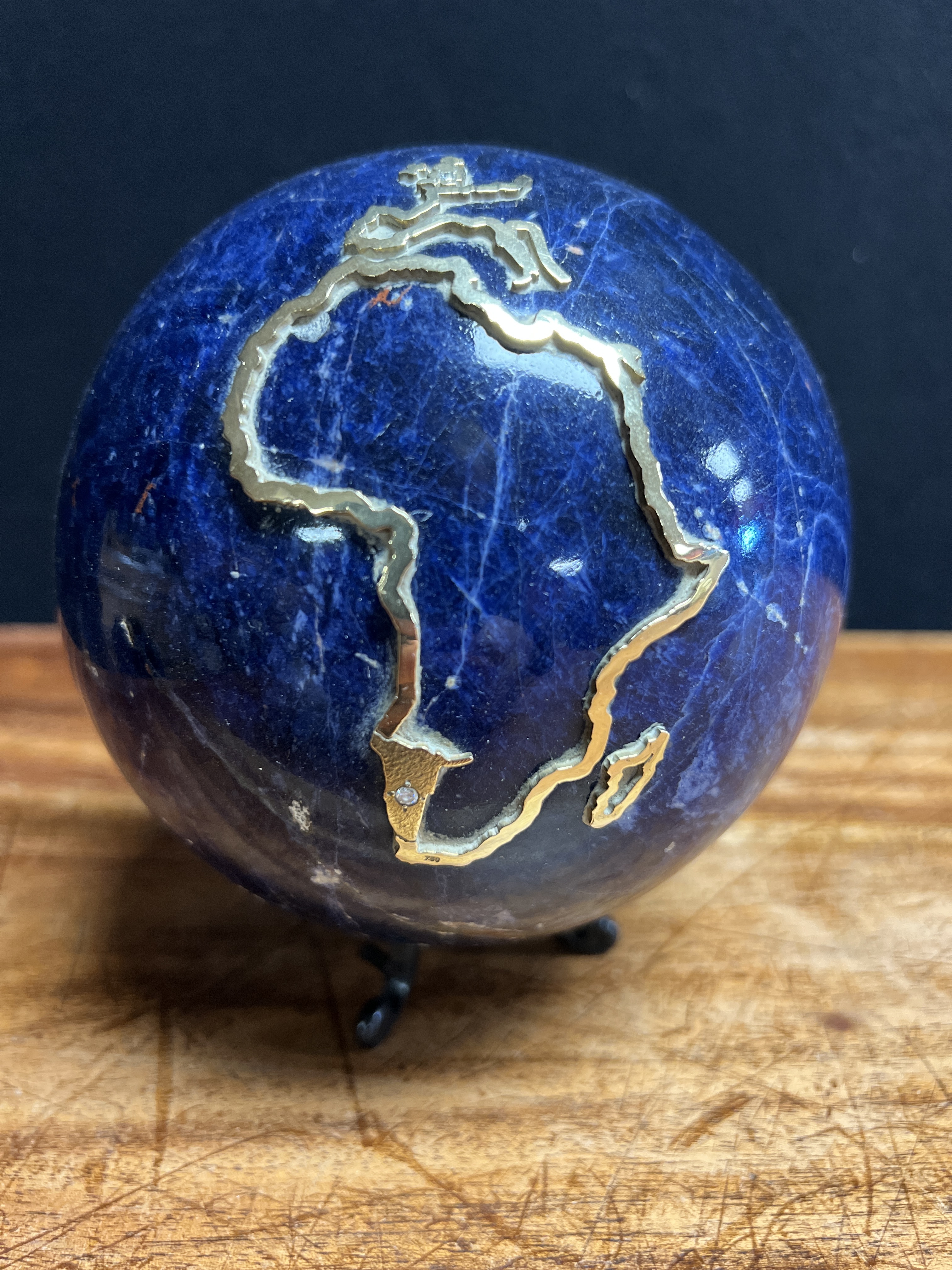 A LARGE LAPIS LAZULI SPHERE DEPICTING AN APPLIED COUNTRY OUTLINED IN 18CT GOLD SET WITH TWO - Image 2 of 11