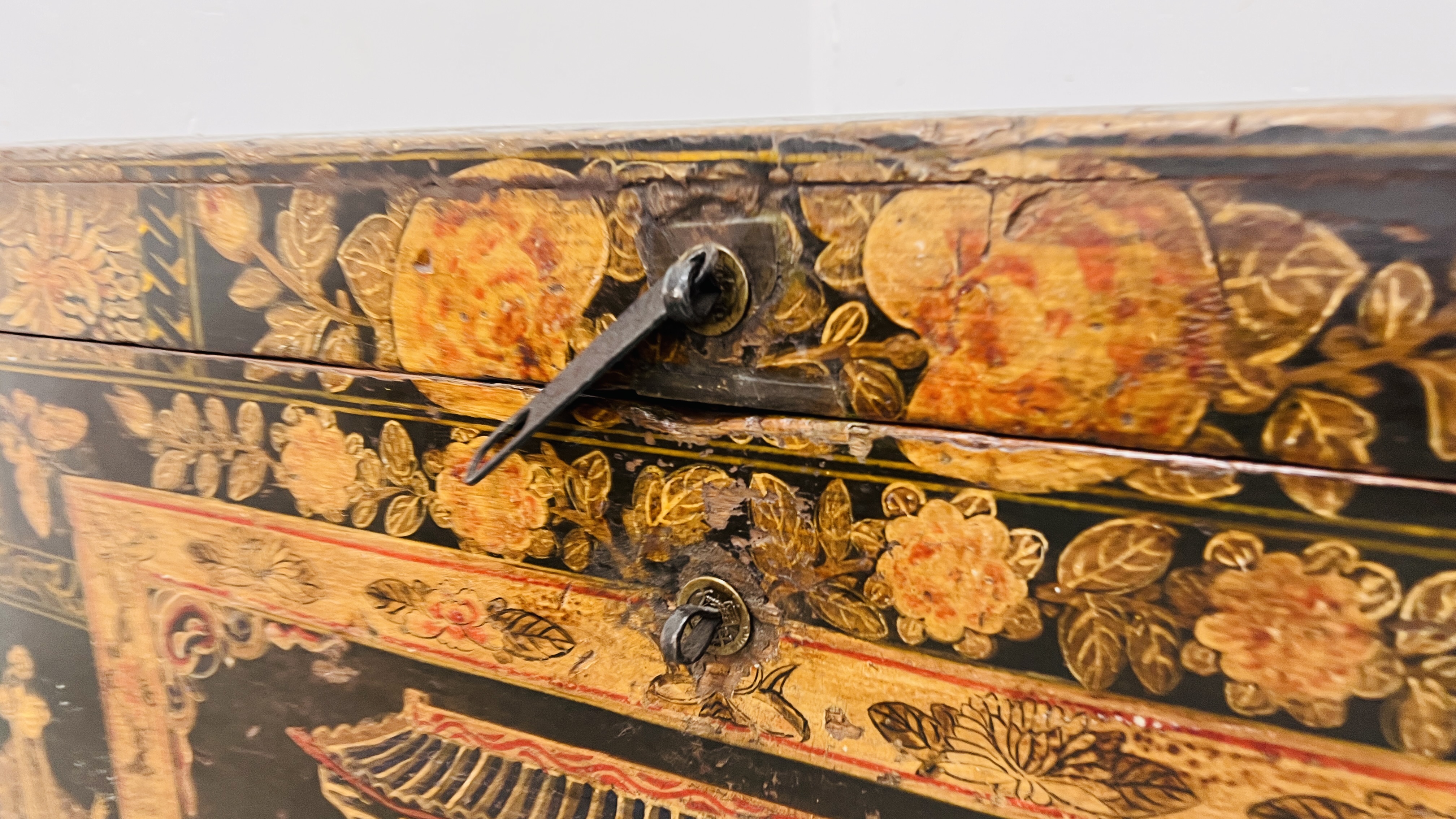 AN ANTIQUE JAPANESE CAMPHOR WOOD THEATRICAL COSTUME TRUNK THE FRONT PANEL DECORATED WITH FIGURES - Image 6 of 10