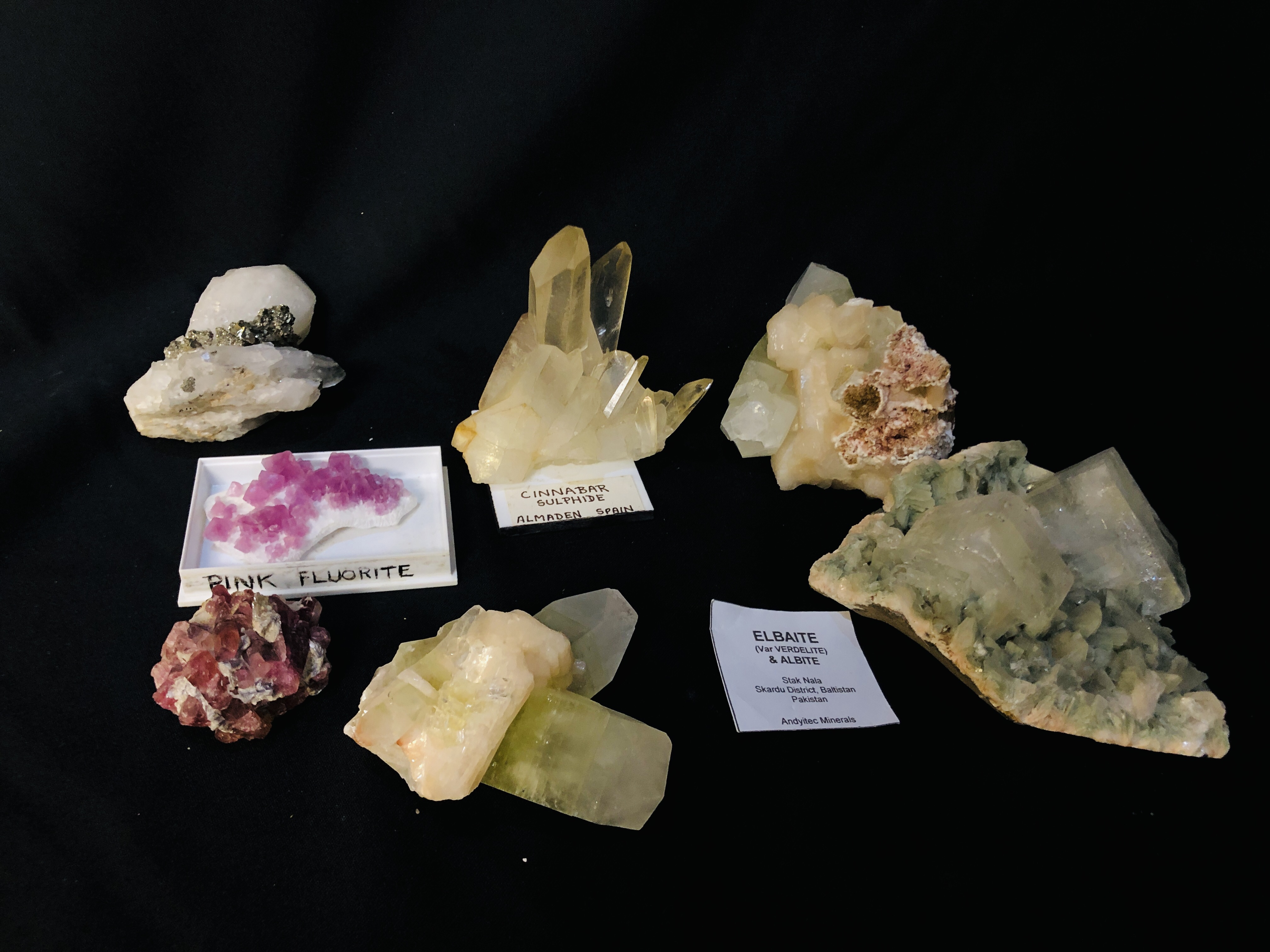 A COLLECTION OF APPROX 7 CRYSTAL AND MINERAL ROCK EXAMPLES TO INCLUDE CINNABAR SULPHIDE,