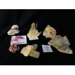 A COLLECTION OF APPROX 7 CRYSTAL AND MINERAL ROCK EXAMPLES TO INCLUDE CINNABAR SULPHIDE,