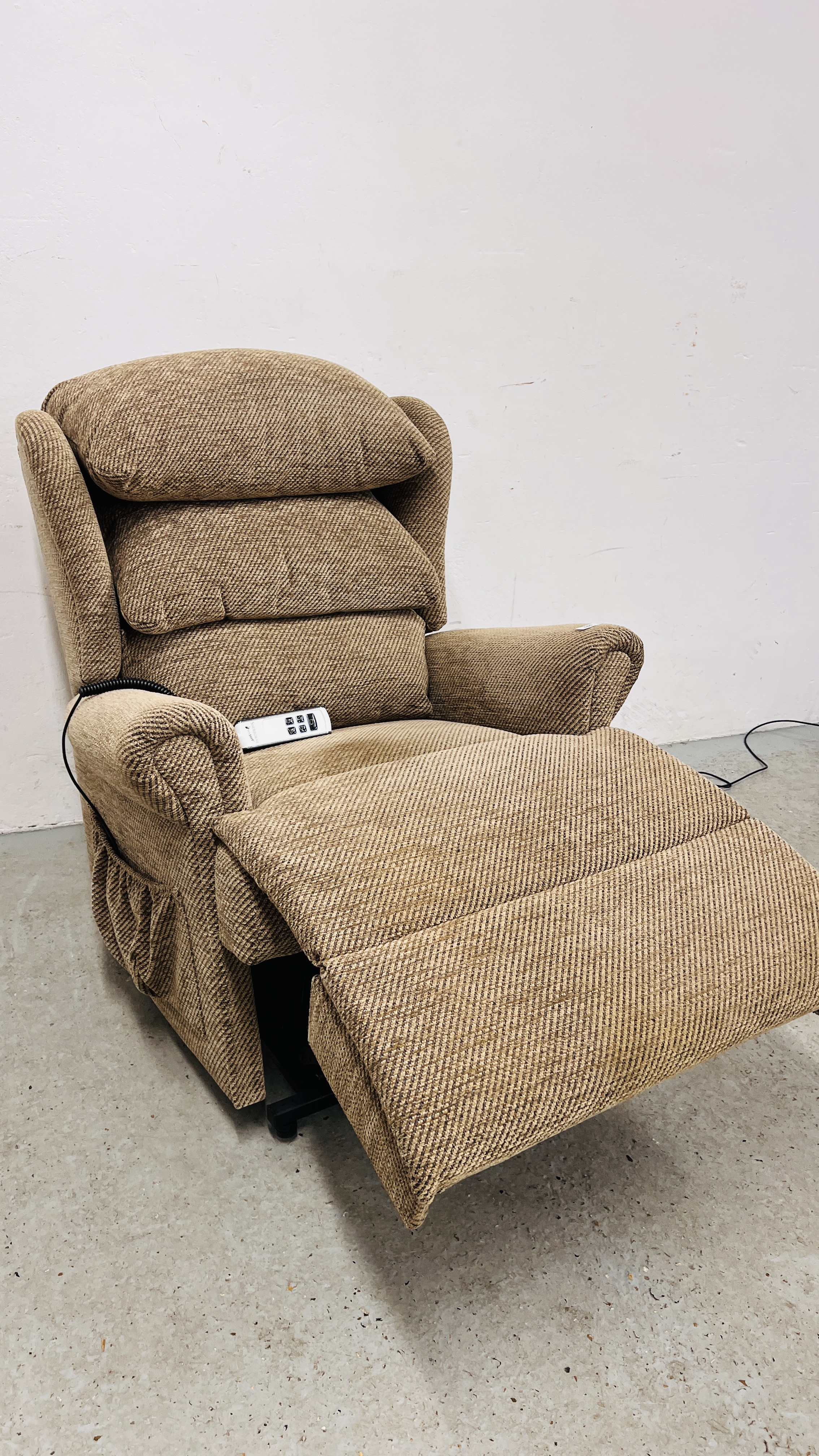 A SHERBORNE T.MOTION OATMEAL UPHOLSTERED ELECTRIC RISE AND RECLINE EASY CHAIR - SOLD AS SEEN. - Image 9 of 11
