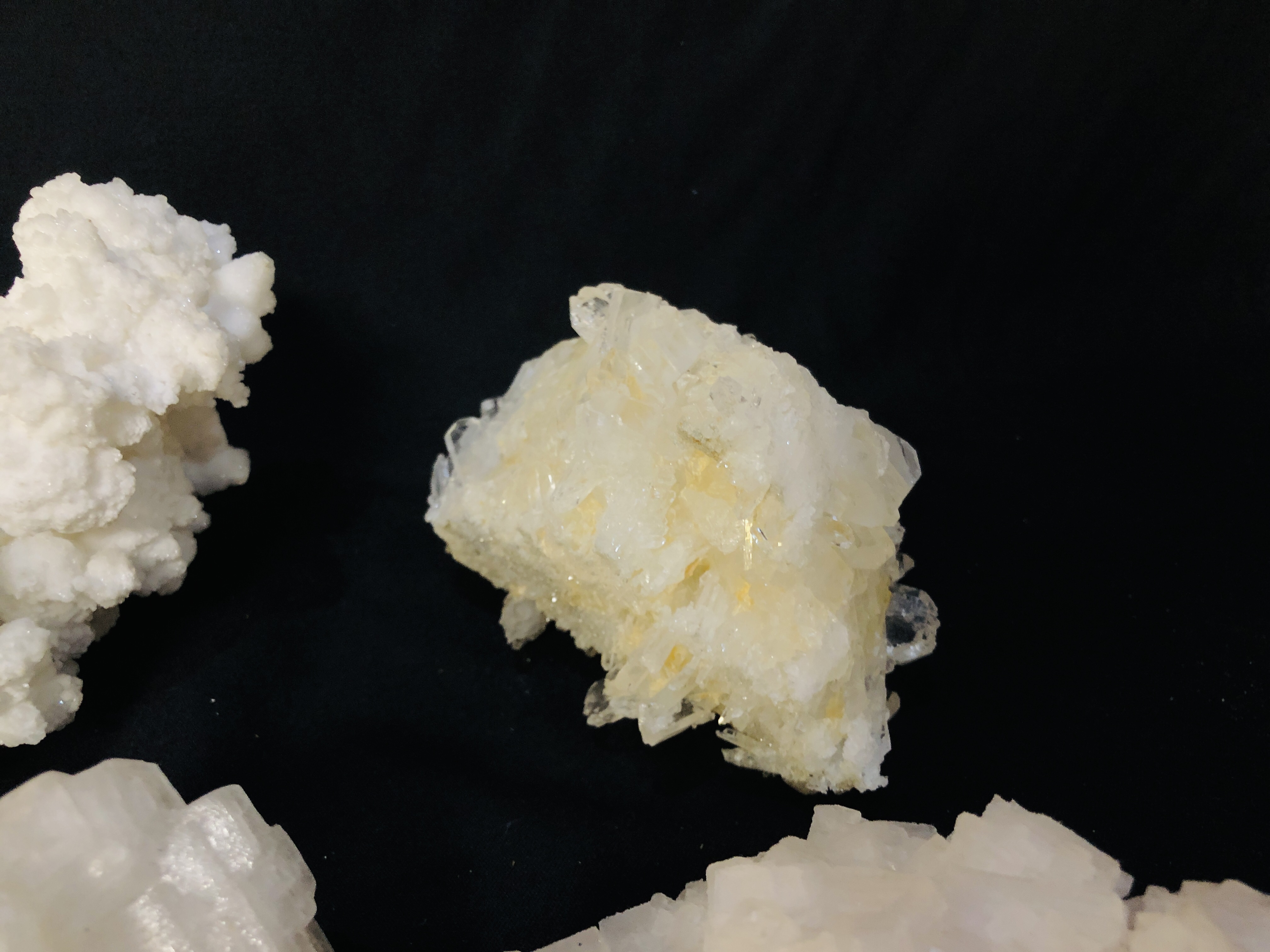 A COLLECTION OF APPROX 4 CRYSTAL AND MINERAL ROCK EXAMPLES TO INCLUDE QUARTZ ETC. - Image 3 of 4