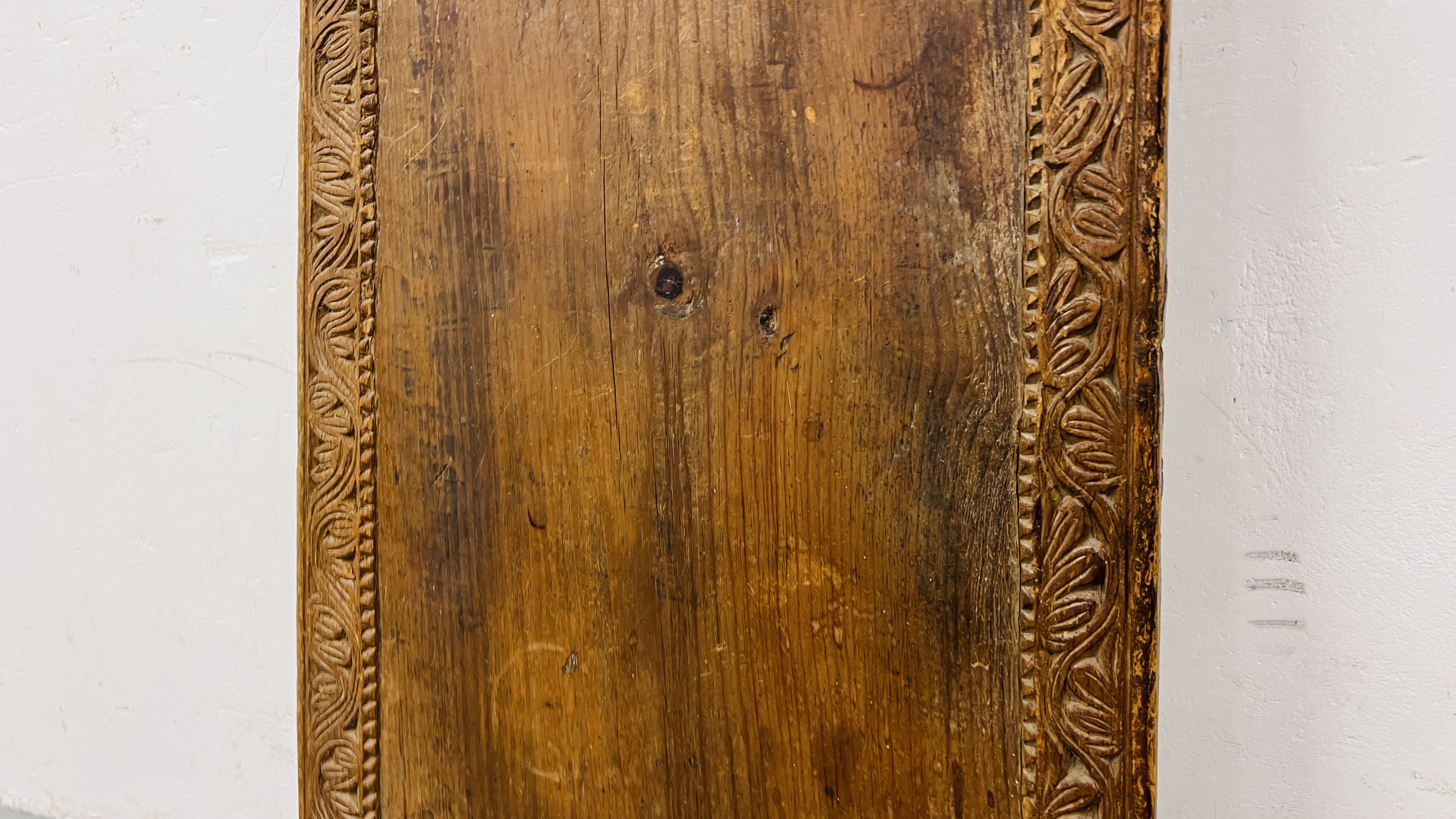 AN ANTIQUE PINE ISLAMIC PRAYER BOARD WITH CARVED DETAIL LENGTH 146CM. WIDTH 52CM. - Image 6 of 9