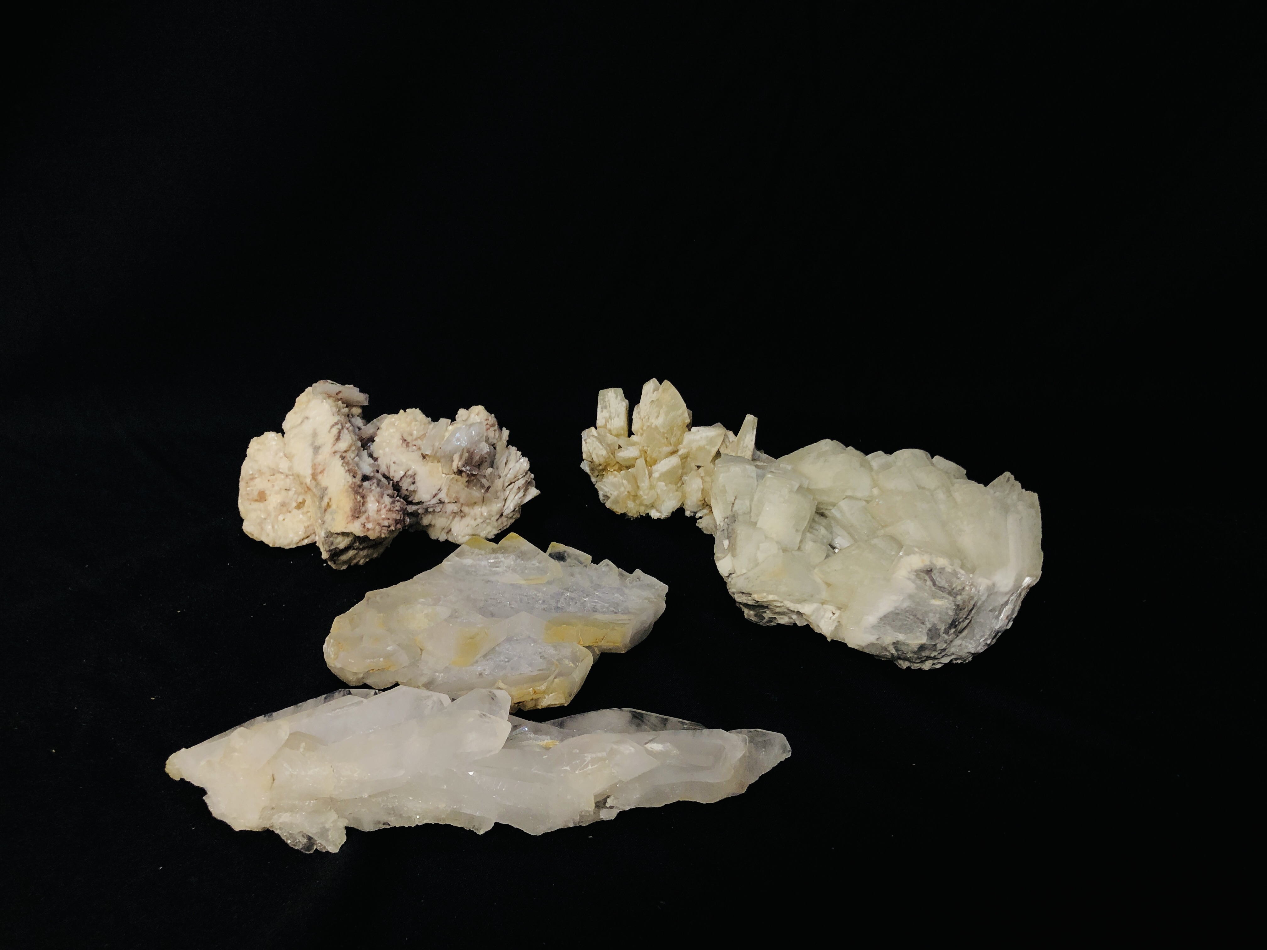 A COLLECTION OF APPROX 5 CRYSTAL AND MINERAL ROCK EXAMPLES TO INCLUDE QUARTZ ETC.