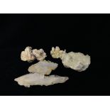 A COLLECTION OF APPROX 5 CRYSTAL AND MINERAL ROCK EXAMPLES TO INCLUDE QUARTZ ETC.