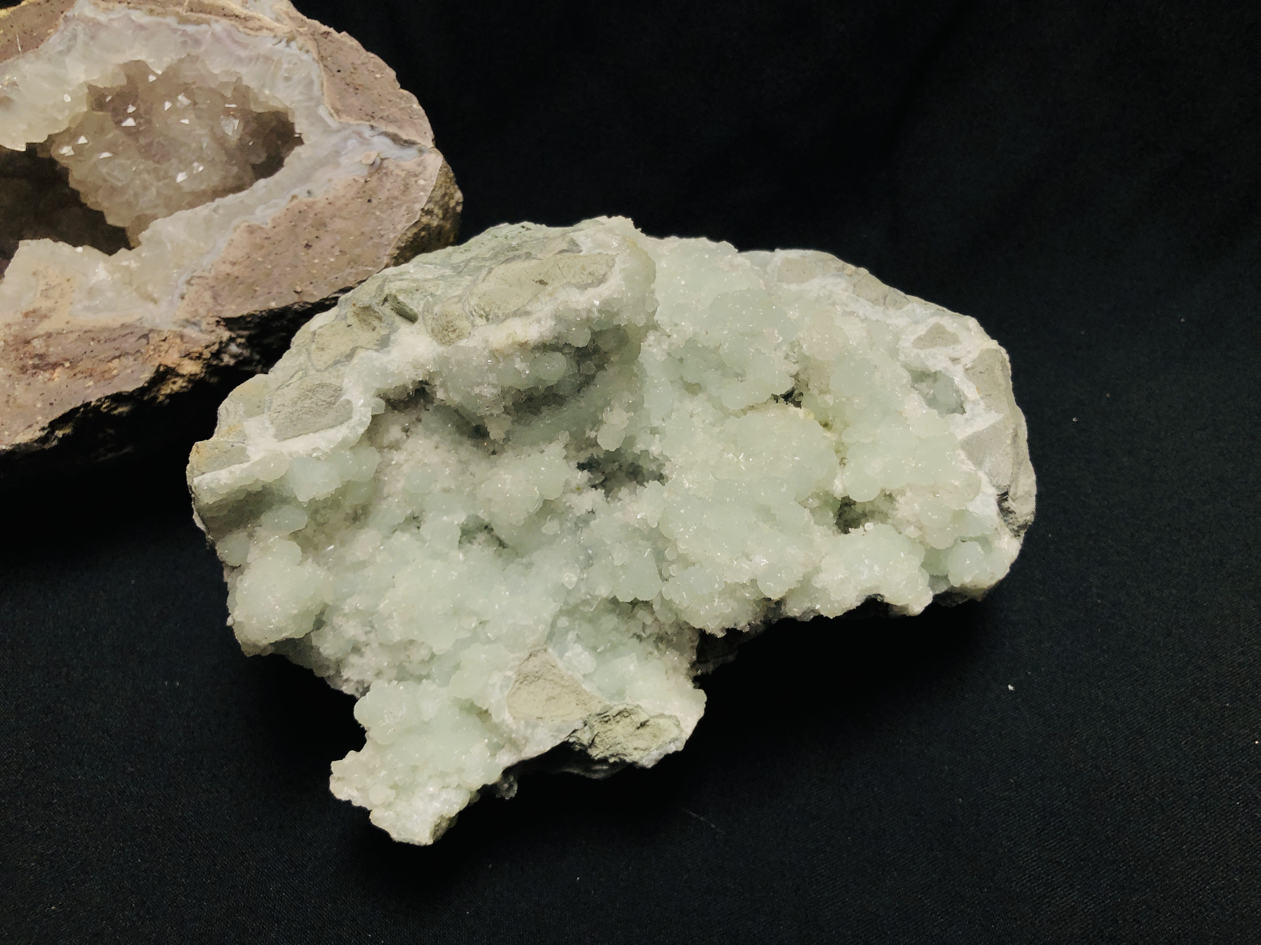 TWO IMPRESSIVE CRYSTAL AND MINERAL EXAMPLES, ONE HAVING A POLISHED SURFACE. - Image 2 of 4