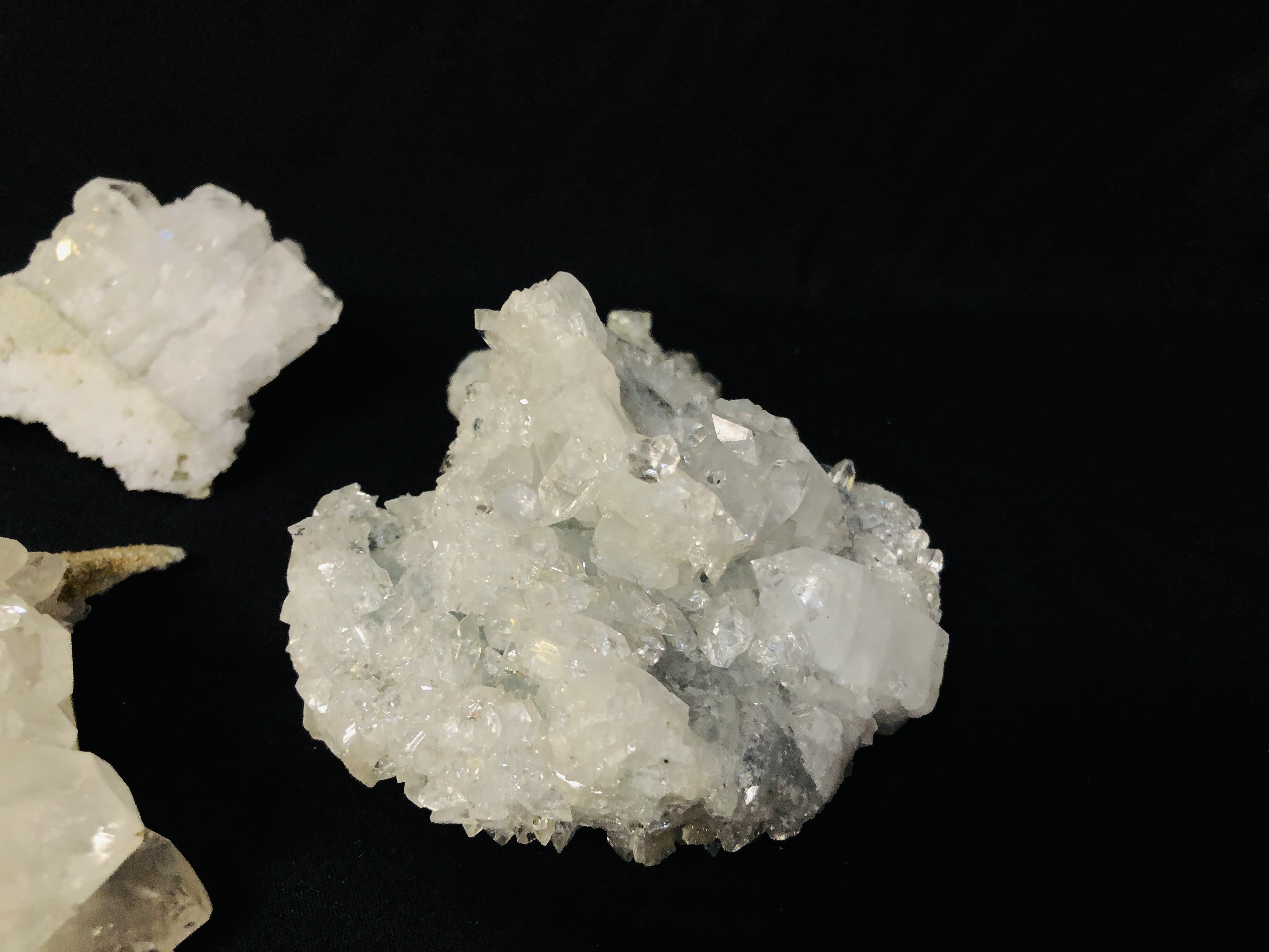 A COLLECTION OF APPROX 6 CRYSTAL AND MINERAL ROCK EXAMPLES TO INCLUDE QUARTZ AND COLEMANITE ETC. - Image 2 of 4
