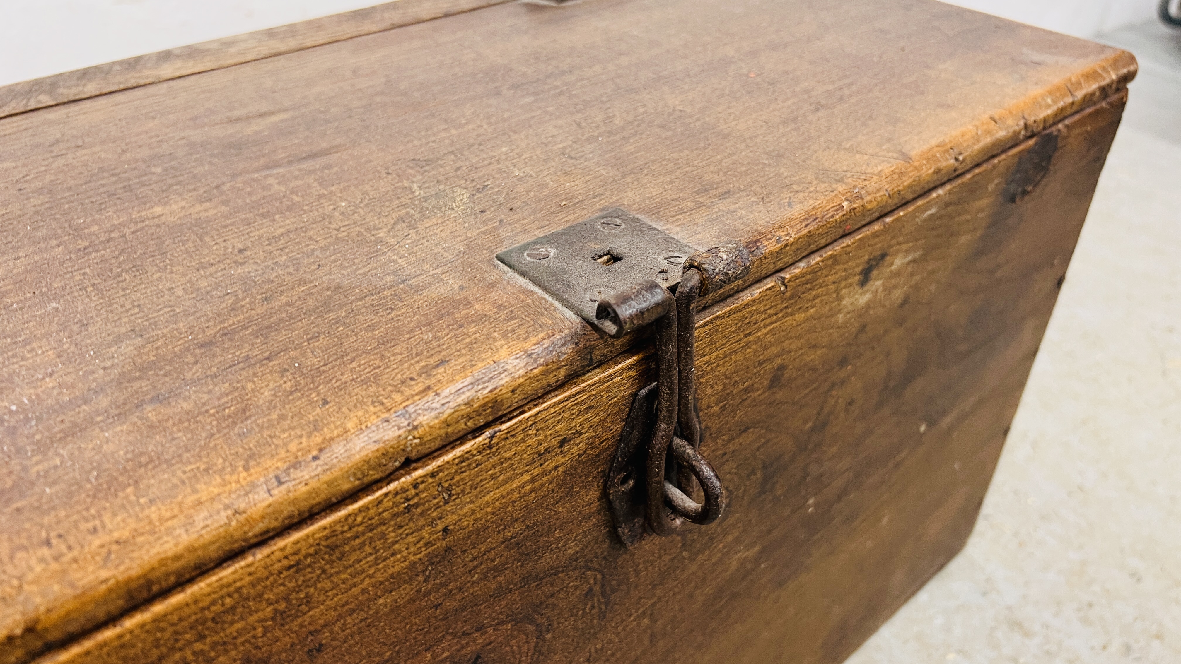 AN ANTIQUE HARDWOOD TREASURY BOX WIDTH 59CM. DEPTH 30CM. HEIGHT 32CM. - Image 4 of 7