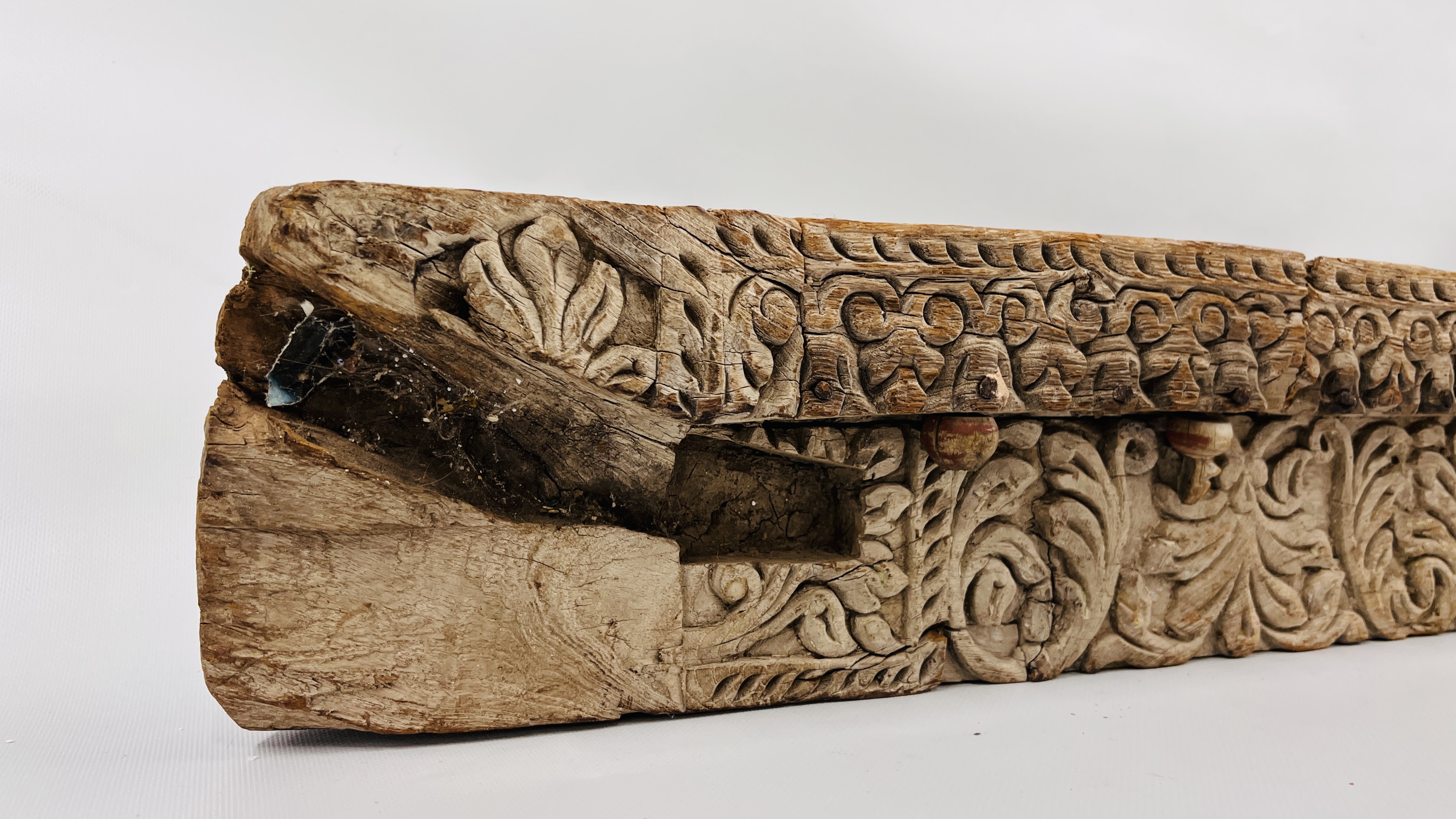 AN ANTIQUE HEAVILY CARVED HARDWOOD TIMBER BEAM WITH ISLAMIC RELIGIOUS INSCRIPTION LENGTH `34CM. - Image 3 of 18