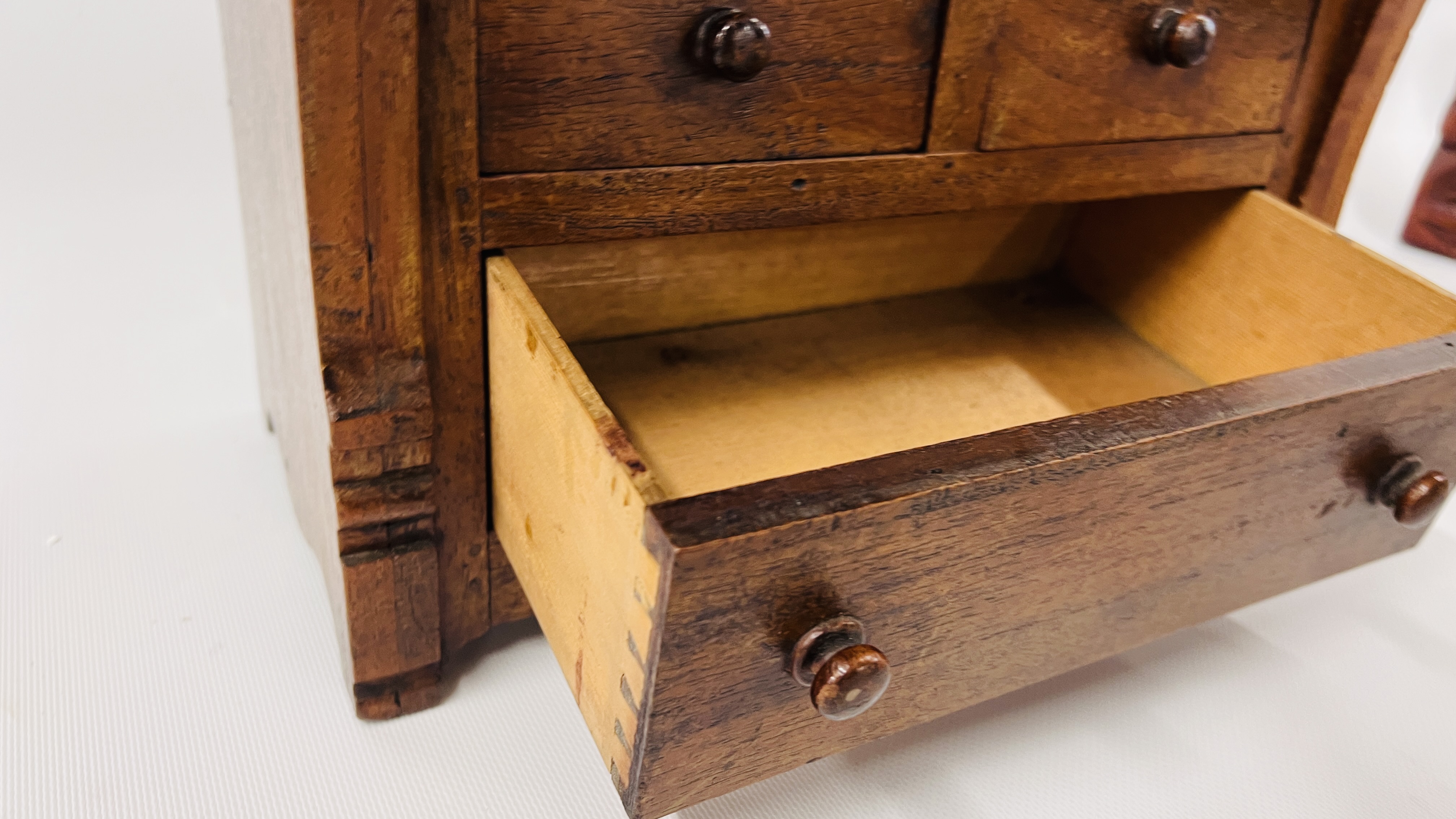 A MINIATURE HARDWOOD MULTI DRAWER CHEST WITH HINGED TOP - WOULD BE IDEAL FOR SEWING ACCESSORIES - Image 8 of 9