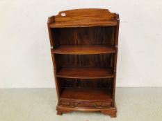 A GOOD QUALITY FOUR TIER HARDWOOD BOOKSHELF WITH SINGLE DRAWER TO BASE WIDTH 57CM. HEIGHT 112CM.