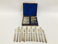 A VINTAGE MAHOGANY CASED SET OF 12 SILVER HANDLED FISH CUTLERY OF REEDED DESIGN ALONG WITH A