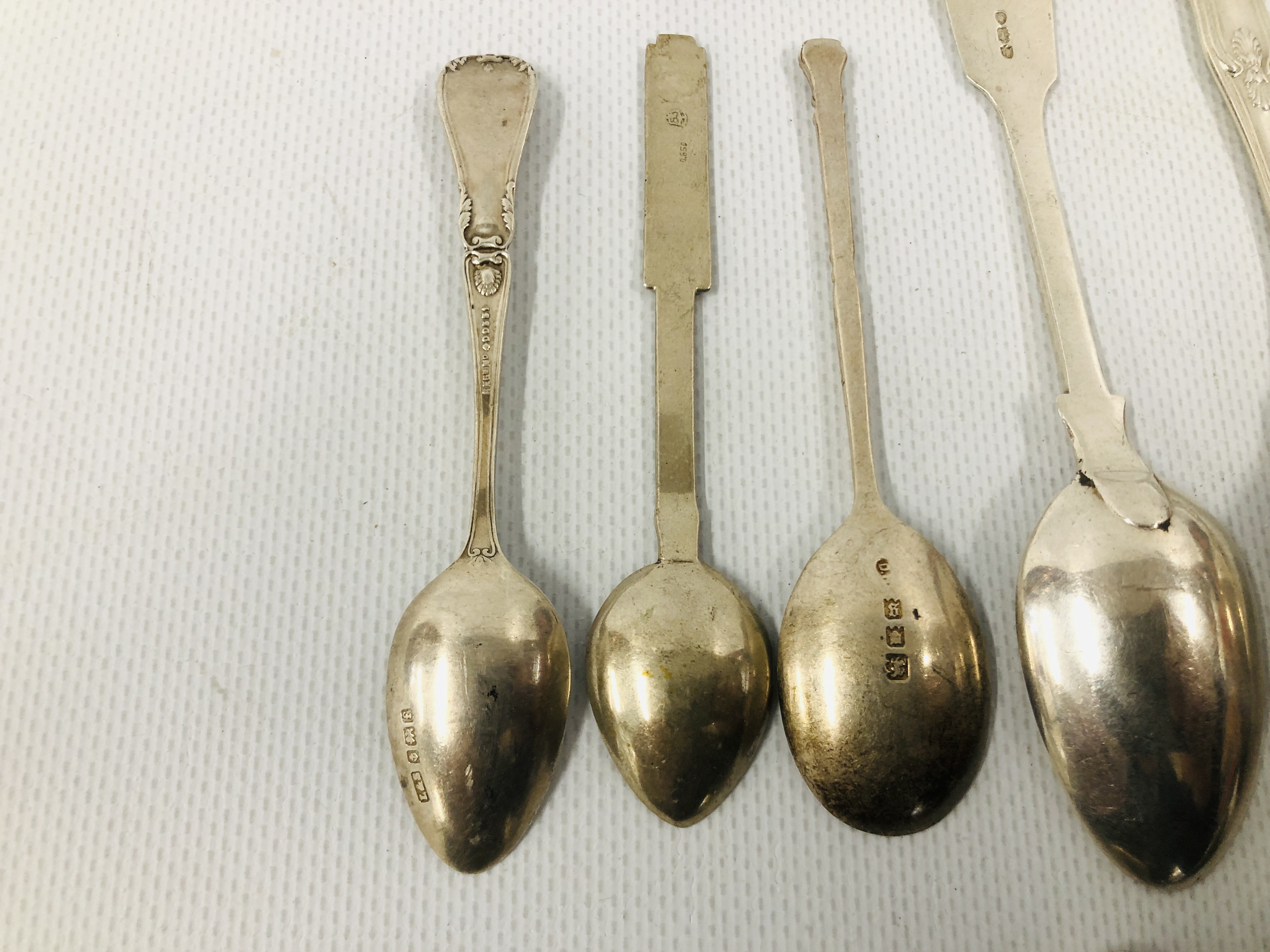 A GROUP OF 9 VARIOUS SILVER TEA SPOONS C19TH AND C20TH VARIOUS MAKERS AND ASSAYS ALONG WITH 5 WHITE - Image 12 of 13