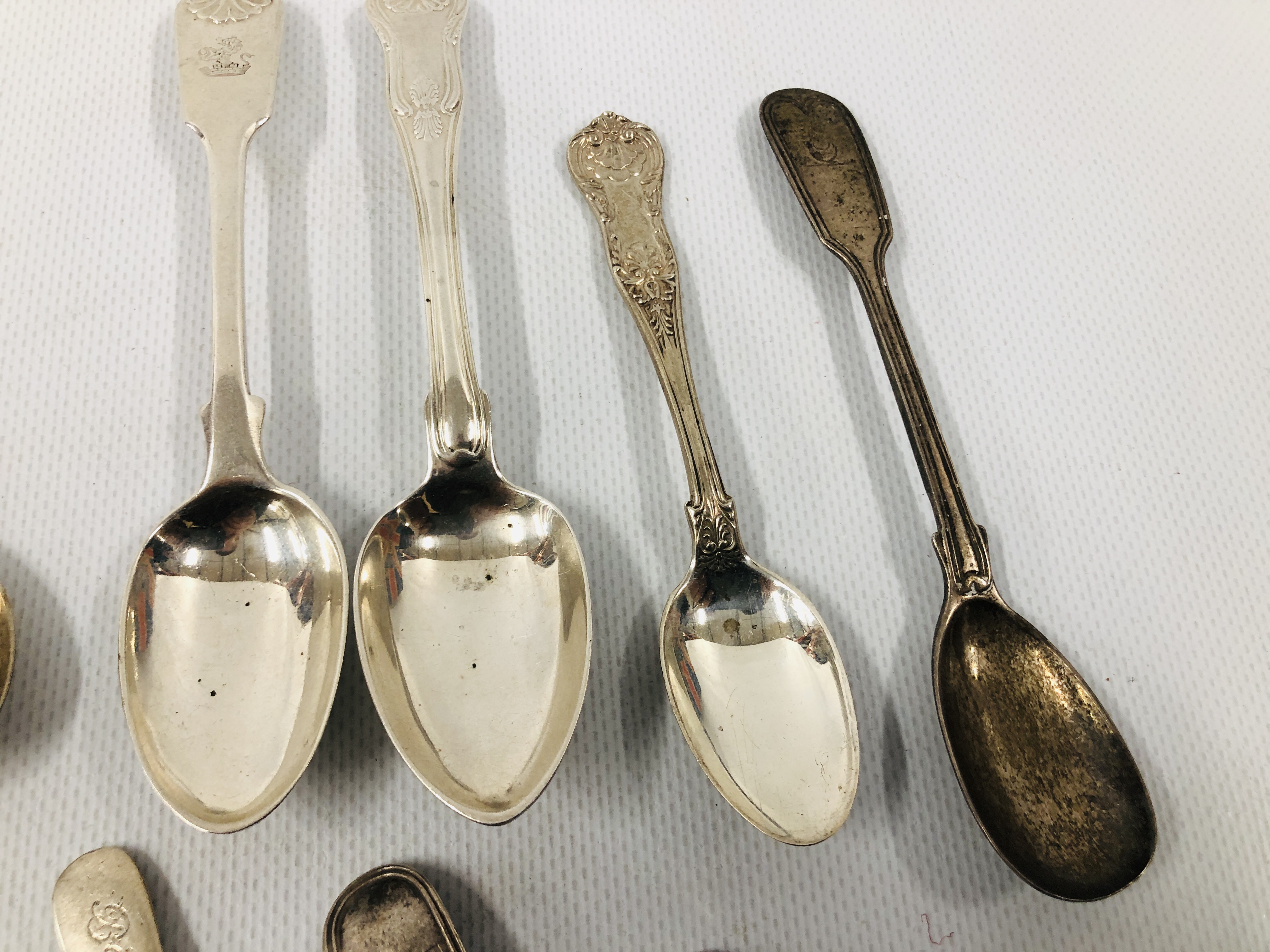 A GROUP OF 9 VARIOUS SILVER TEA SPOONS C19TH AND C20TH VARIOUS MAKERS AND ASSAYS ALONG WITH 5 WHITE - Image 5 of 13