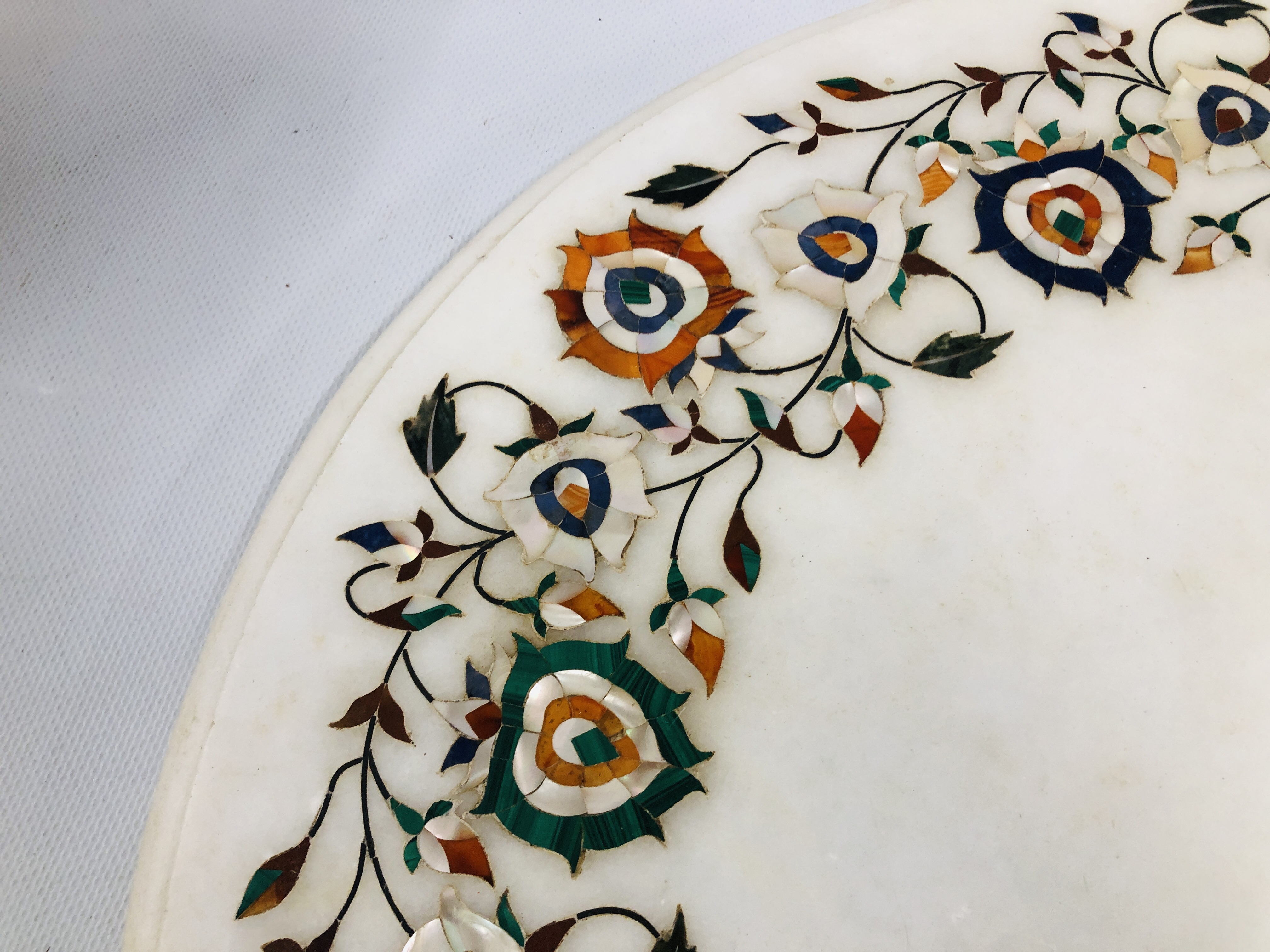 A CIRCULAR WHITE MARBLE PLATTER THE BORDER INLAID WITH A GARLAND OF POLISHED STONE AND MOTHER OF - Image 7 of 9