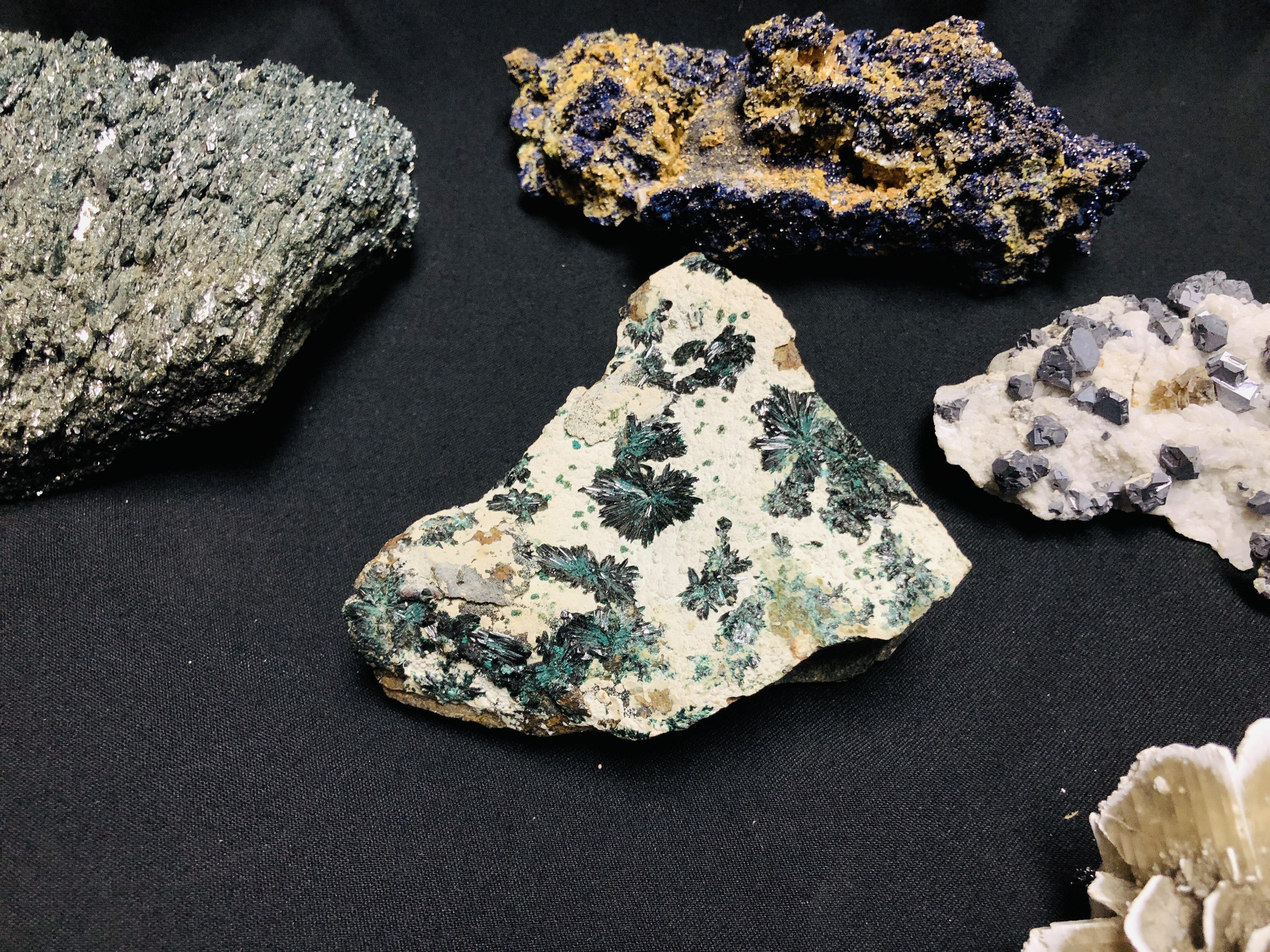 A COLLECTION OF APPROX 5 CRYSTAL AND MINERAL ROCK EXAMPLES. - Image 5 of 6