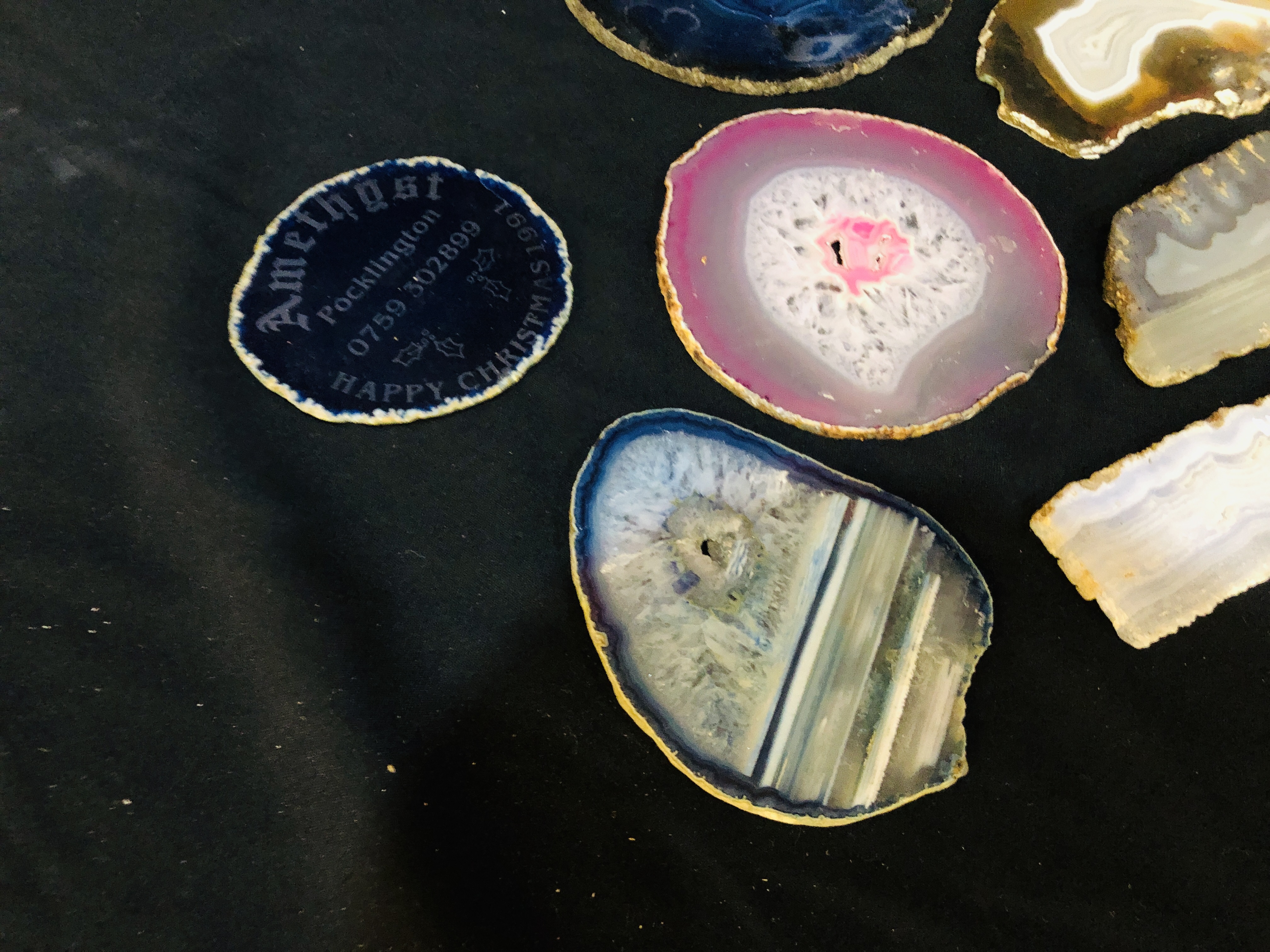 A COLLECTION OF APPROX 7 POLISHED AGATE SLICES TO INCLUDE BLUE LACEETC. - Image 4 of 4