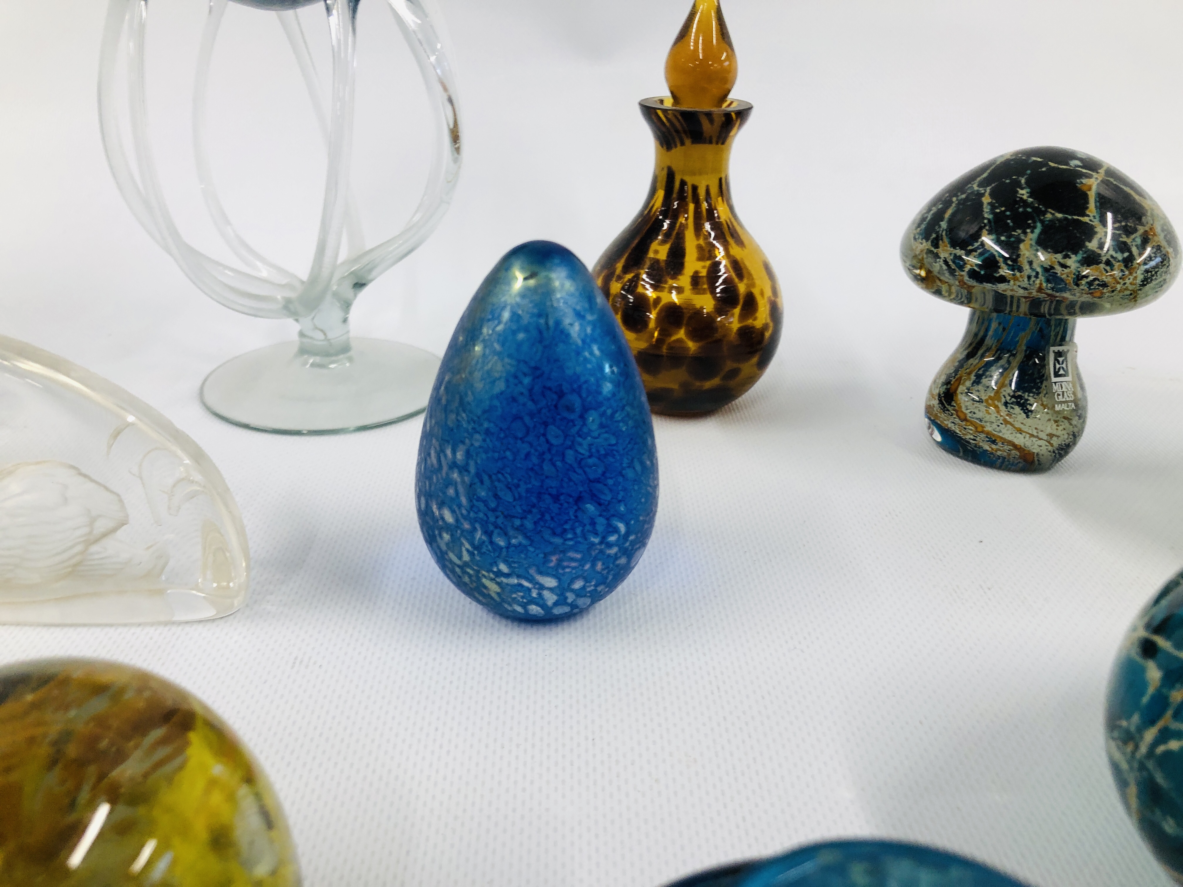 A COLLECTION OF ASSORTED ART GLASS PAPERWEIGHTS, VASES, ETC. - Image 7 of 7