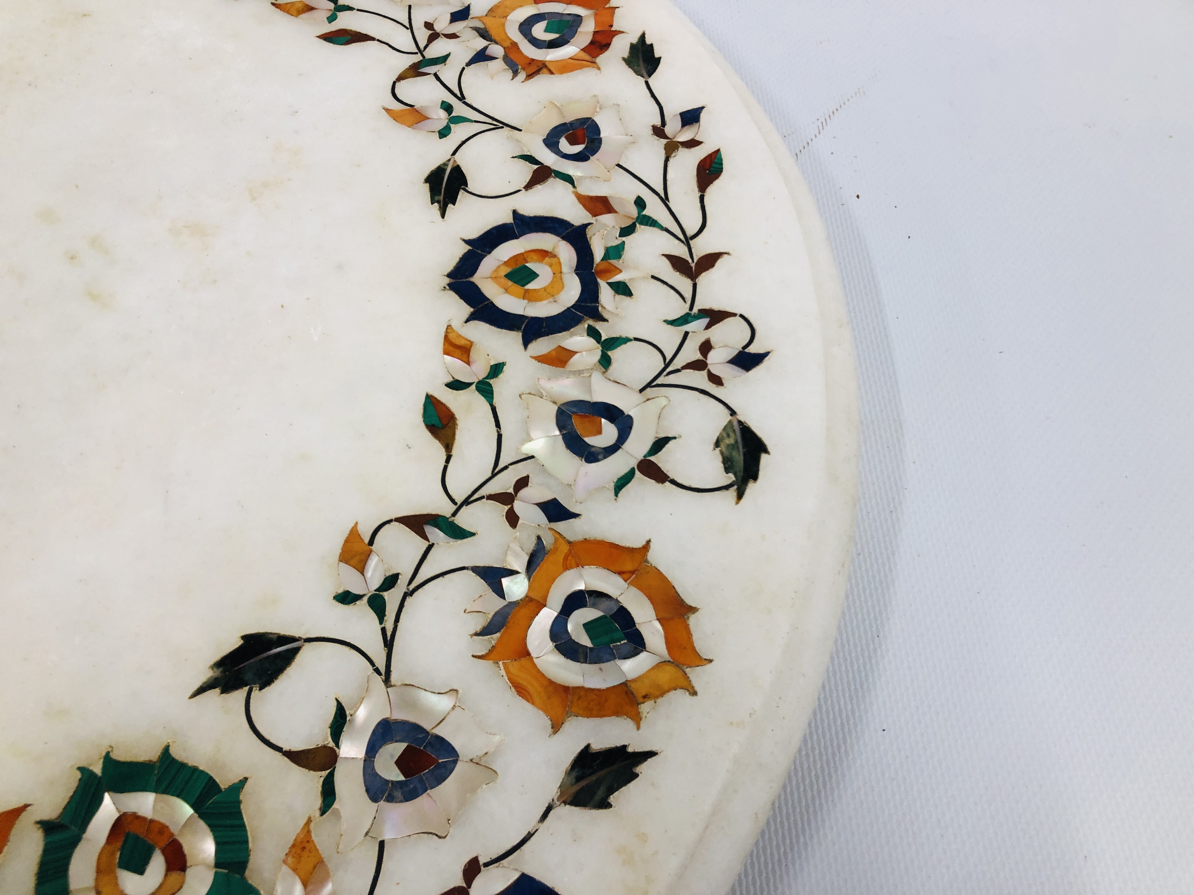 A CIRCULAR WHITE MARBLE PLATTER THE BORDER INLAID WITH A GARLAND OF POLISHED STONE AND MOTHER OF - Image 4 of 9