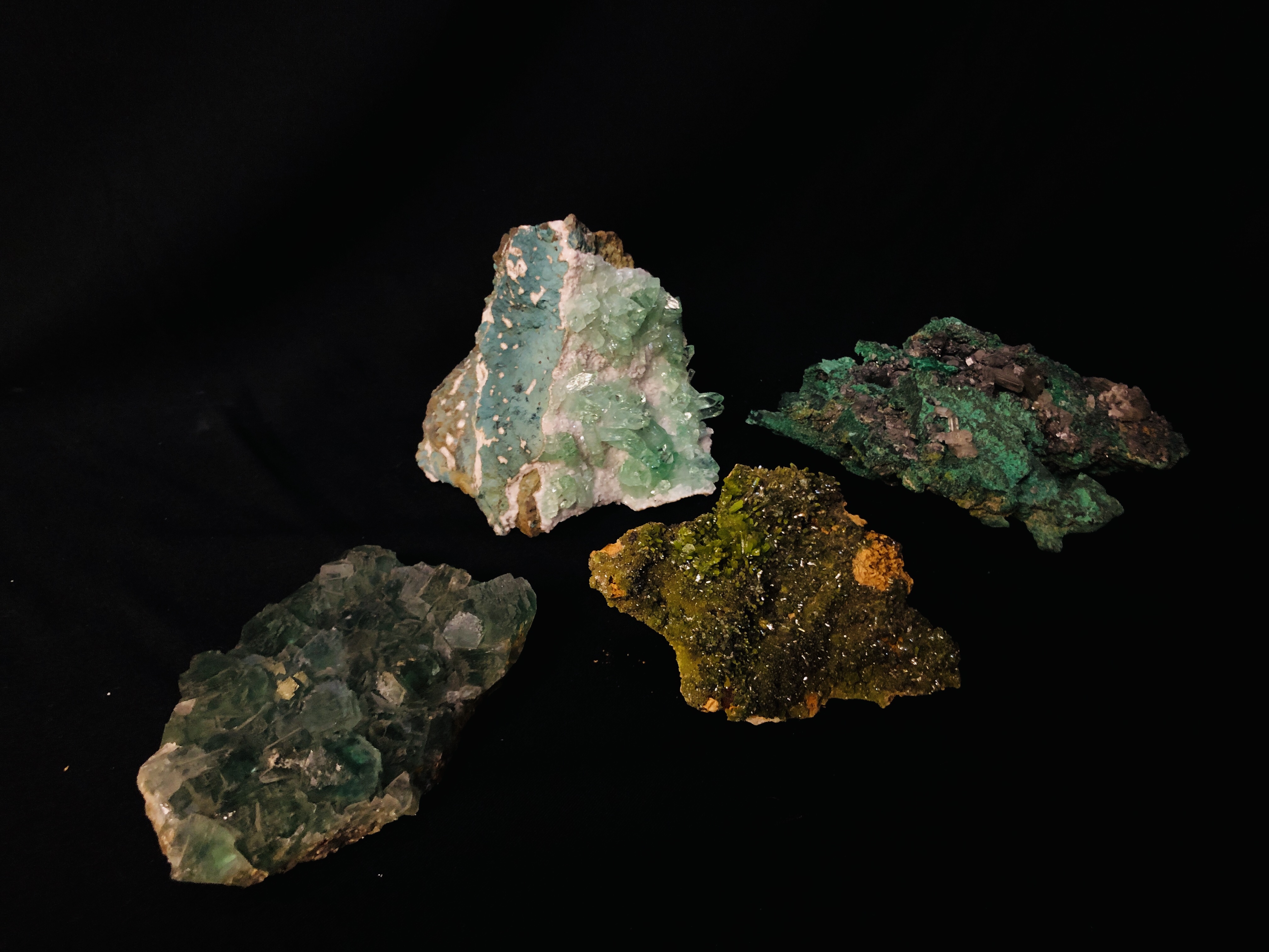 A COLLECTION OF APPROX 4 CRYSTAL AND MINERAL ROCK EXAMPLES TO INCLUDE QUARTZ AND FLUORITE ETC.