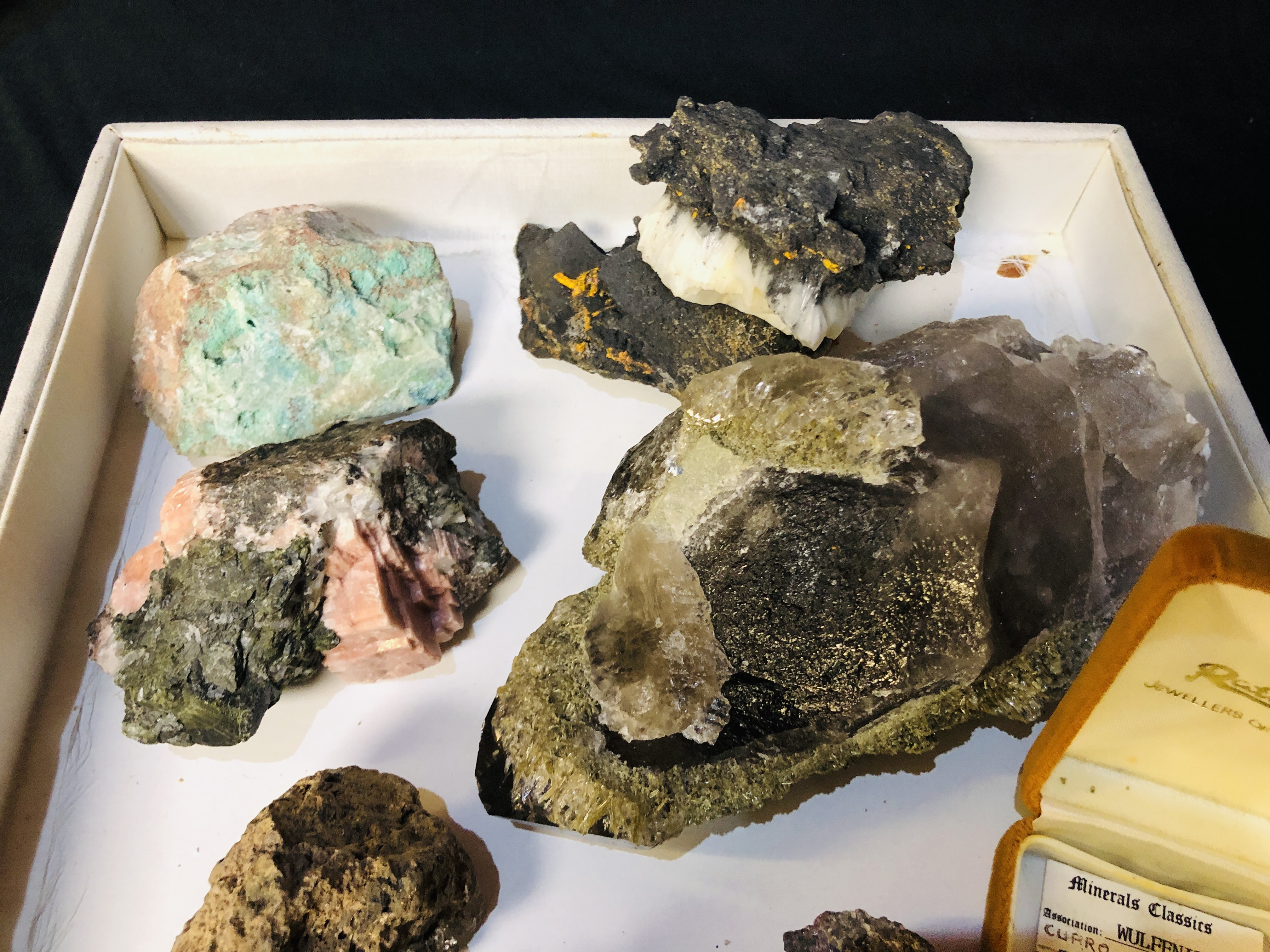 A COLLECTION OF APPROX 9 CRYSTAL AND MINERAL ROCK EXAMPLES TO INCLUDE QUARTZ, - Image 4 of 4