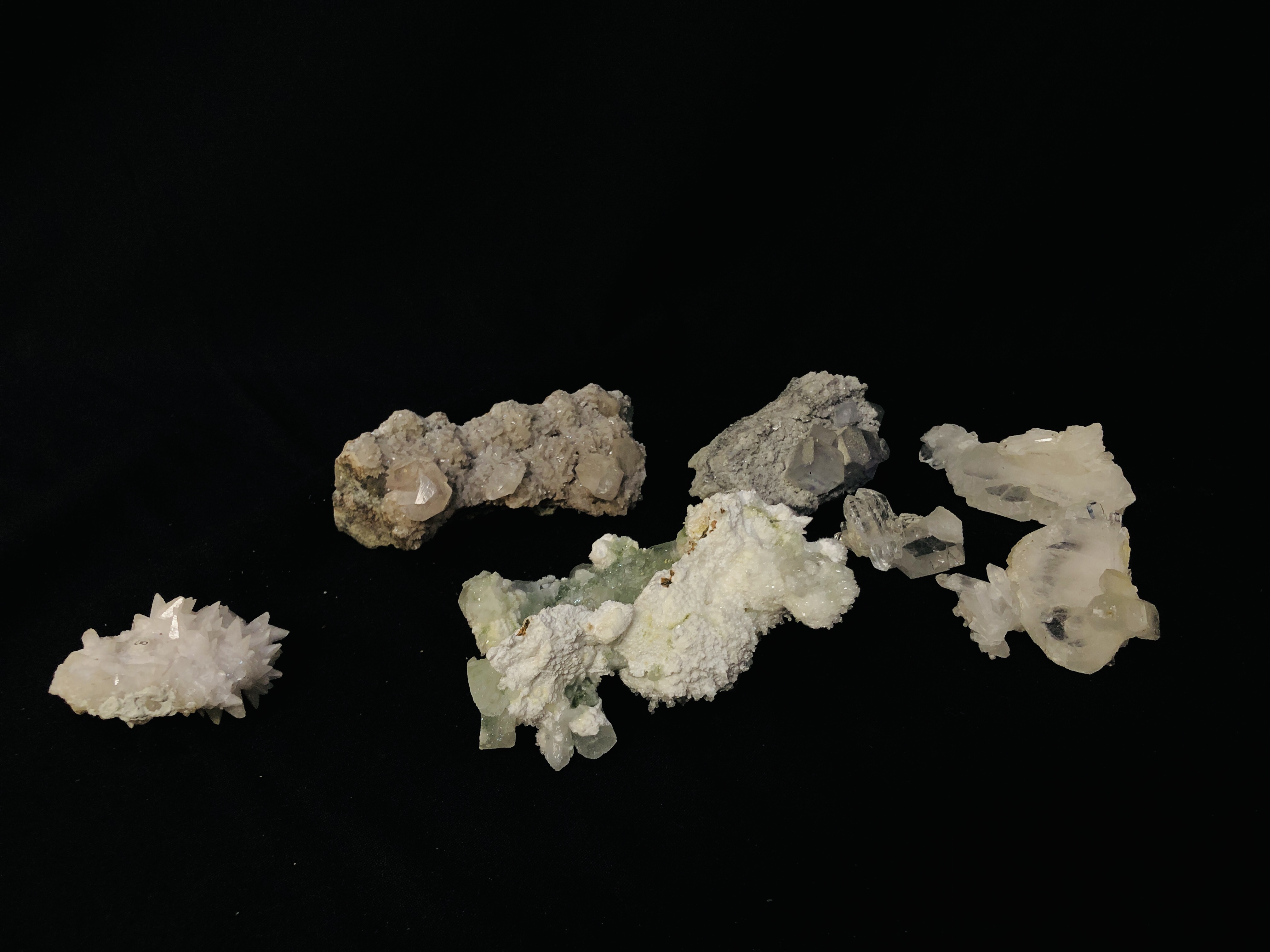 A COLLECTION OF APPROX 7 CRYSTAL AND MINERAL ROCK EXAMPLES TO INCLUDE QUARTZ ETC.