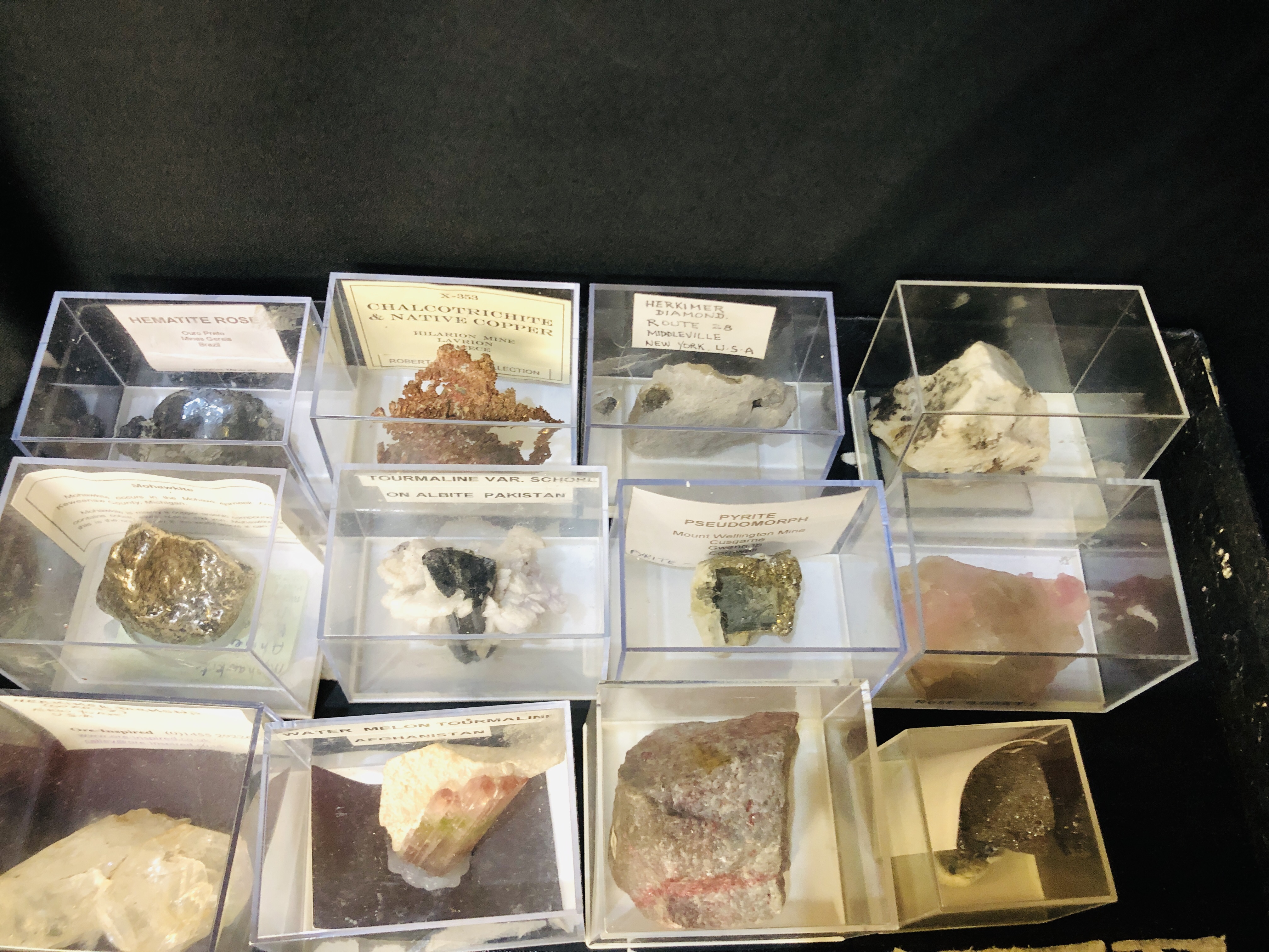 A COLLECTION OF APPROX 42 CRYSTAL AND MINERAL ROCK EXAMPLES TO INCLUDE ZIRCON, QUARTZ, - Image 8 of 8