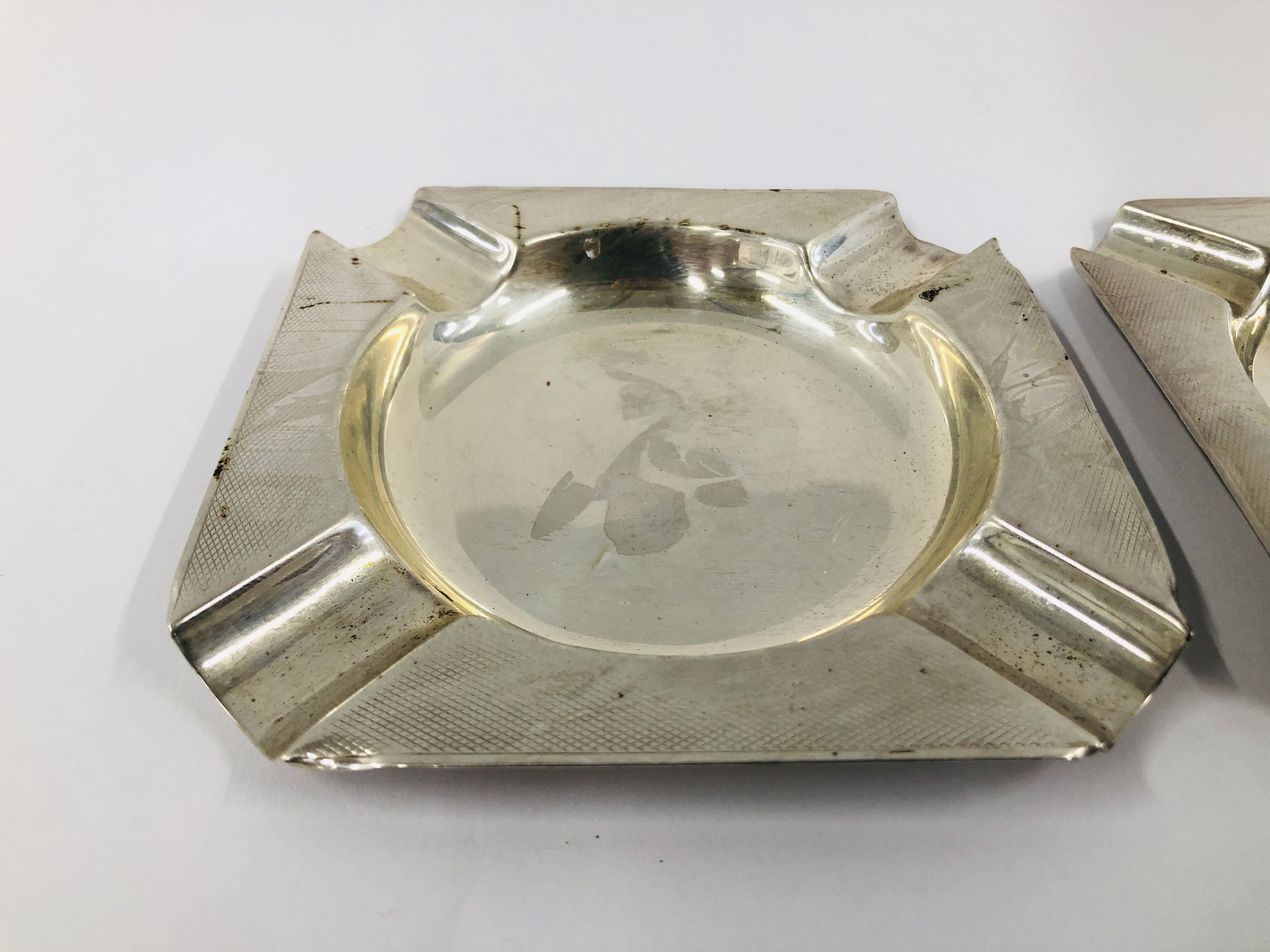 A PAIR OF SILVER ASHTRAYS, BIRMINGHAM ASSAY D.BROS 10.7CM. - Image 2 of 7