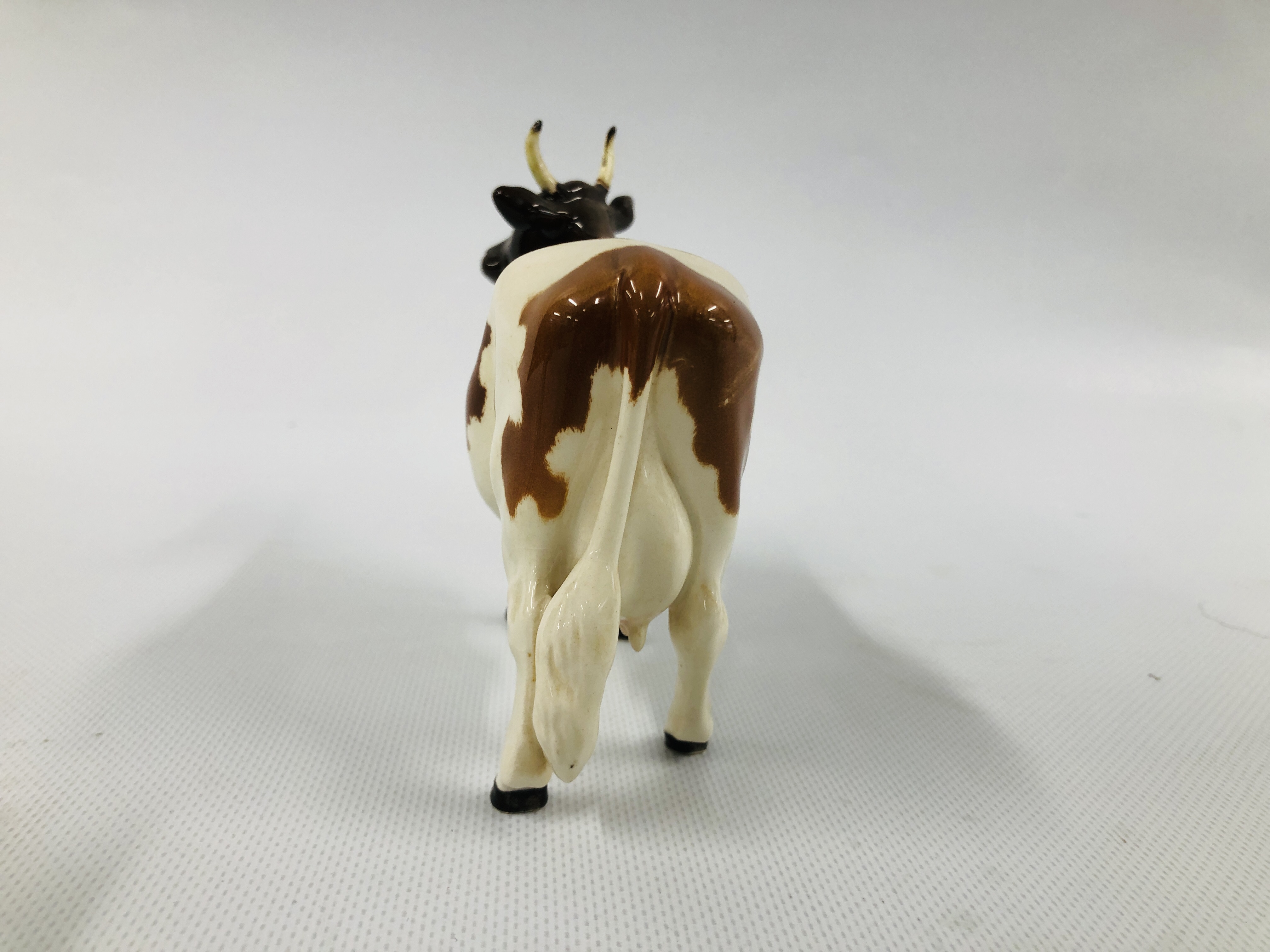 BESWICK COW CH ICKHAM BESSIE 198 (HORN A/F) ALONG WITH A BLACK AND WHITE BESWICK CALF - Image 6 of 10