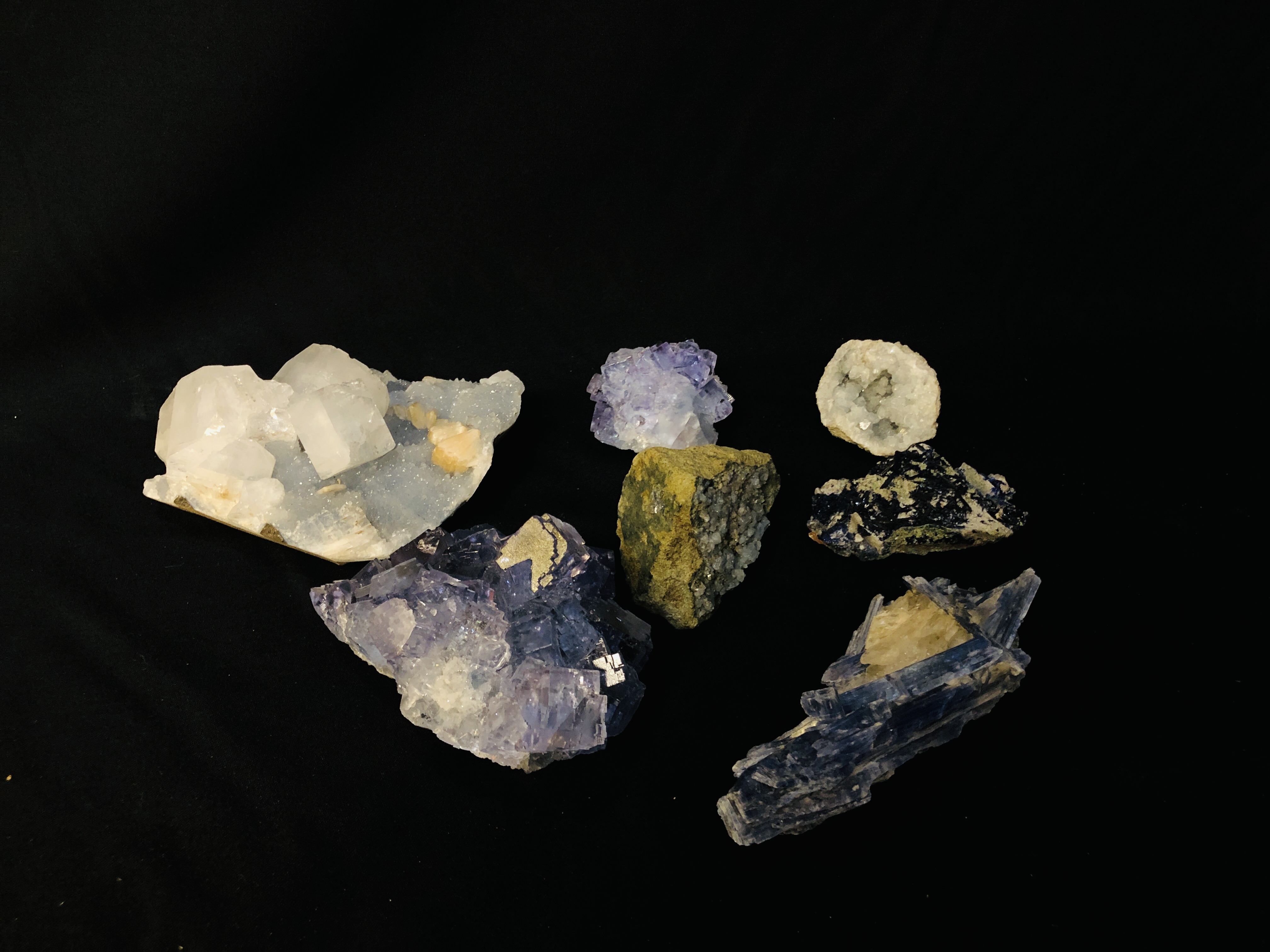 A COLLECTION OF APPROX 7 CRYSTAL AND MINERAL ROCK EXAMPLES TO INCLUDE QUARTZ, CELESTINE ETC.