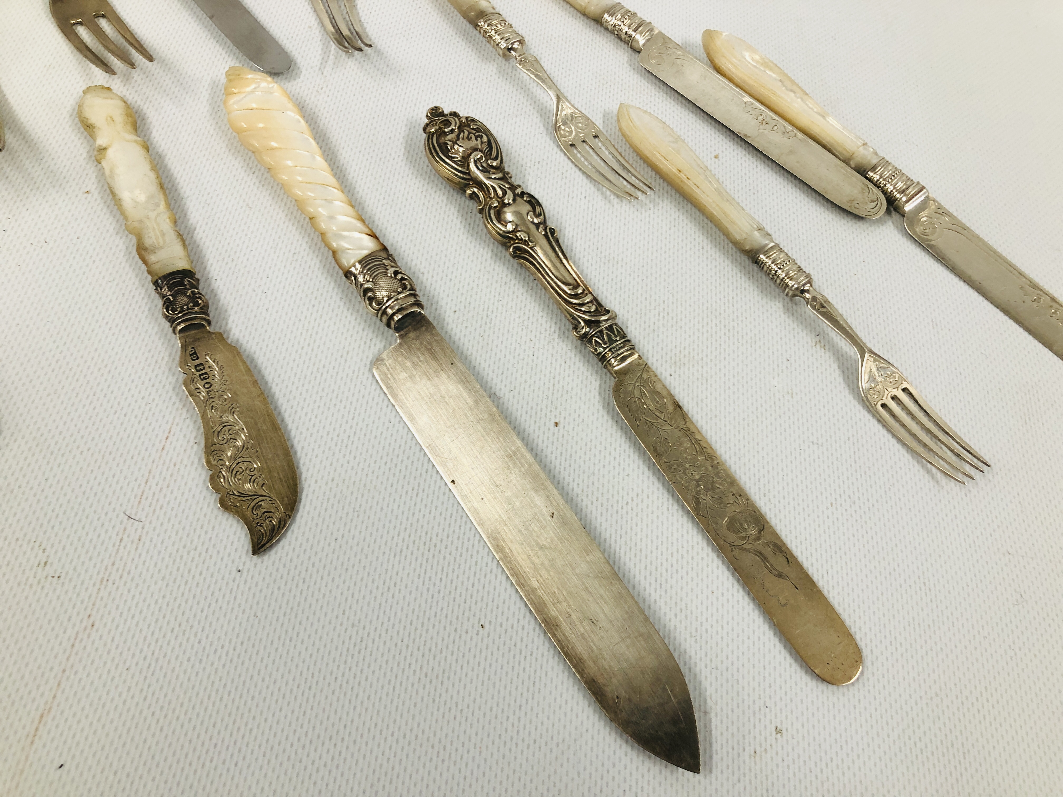 A MIXED GROUP OF SILVER FLAT WARE SOME WITH MOTHER OF PEARL HANDLES. - Image 4 of 5