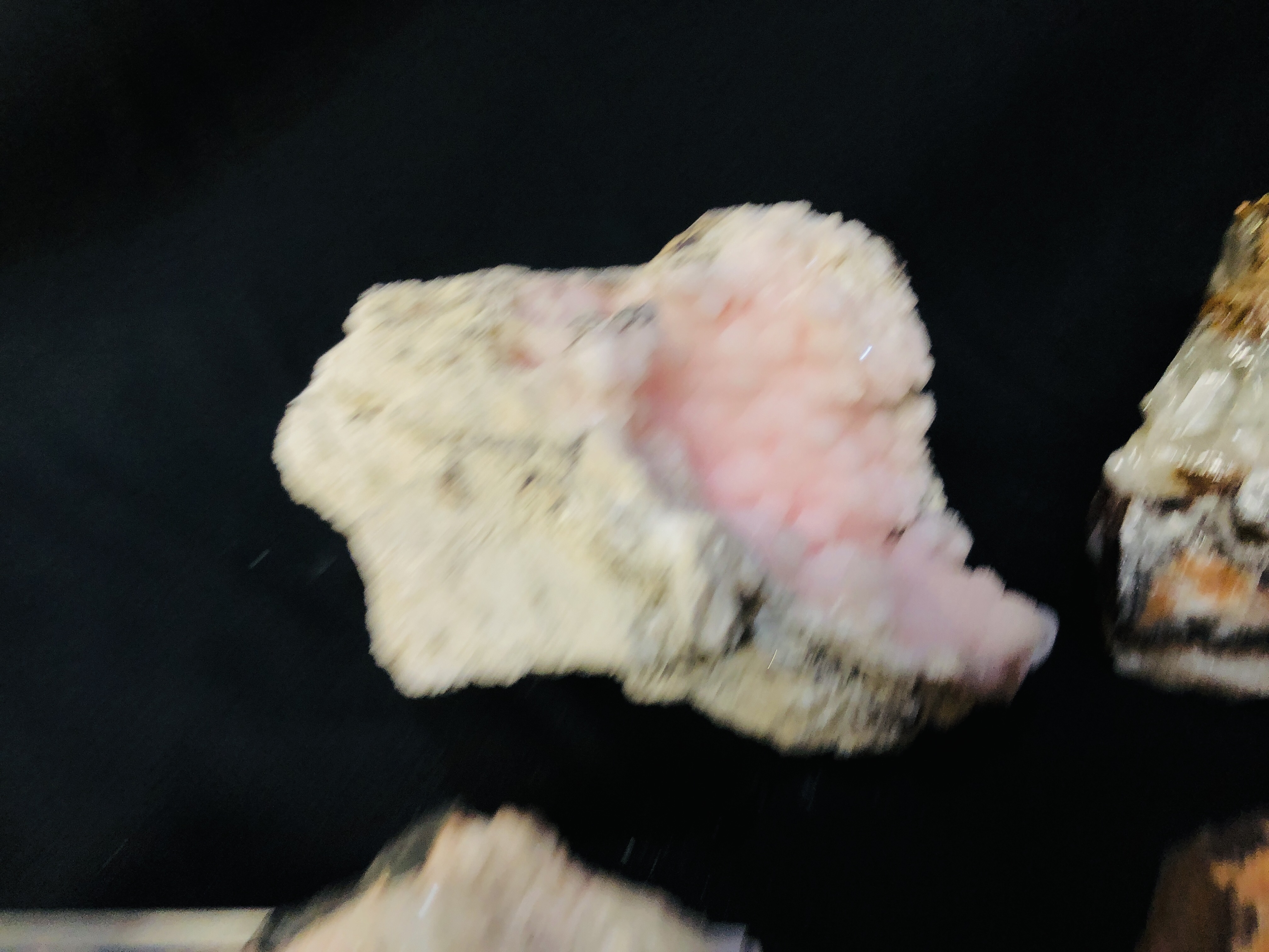 A COLLECTION OF APPROX 5 CRYSTAL AND MINERAL ROCK EXAMPLES TO INCLUDE APOPHYLITE ON STILBITE ETC. - Image 4 of 6