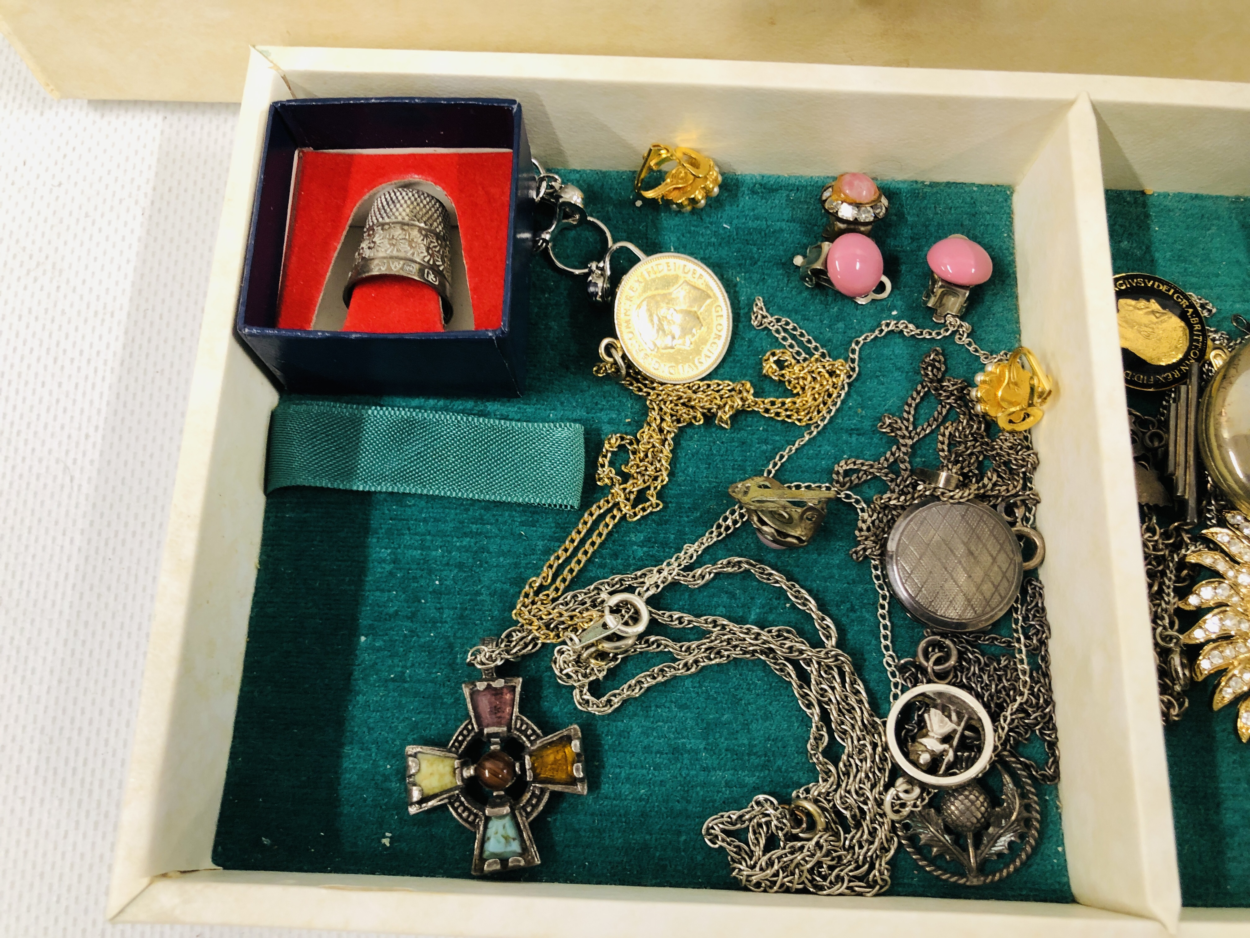 JEWELLERY BOX AND CONTENTS TO INCLUDE COSTUME JEWELLERY, WATCHES, VINTAGE OVAL WHITE METAL LOCKET, - Image 2 of 8