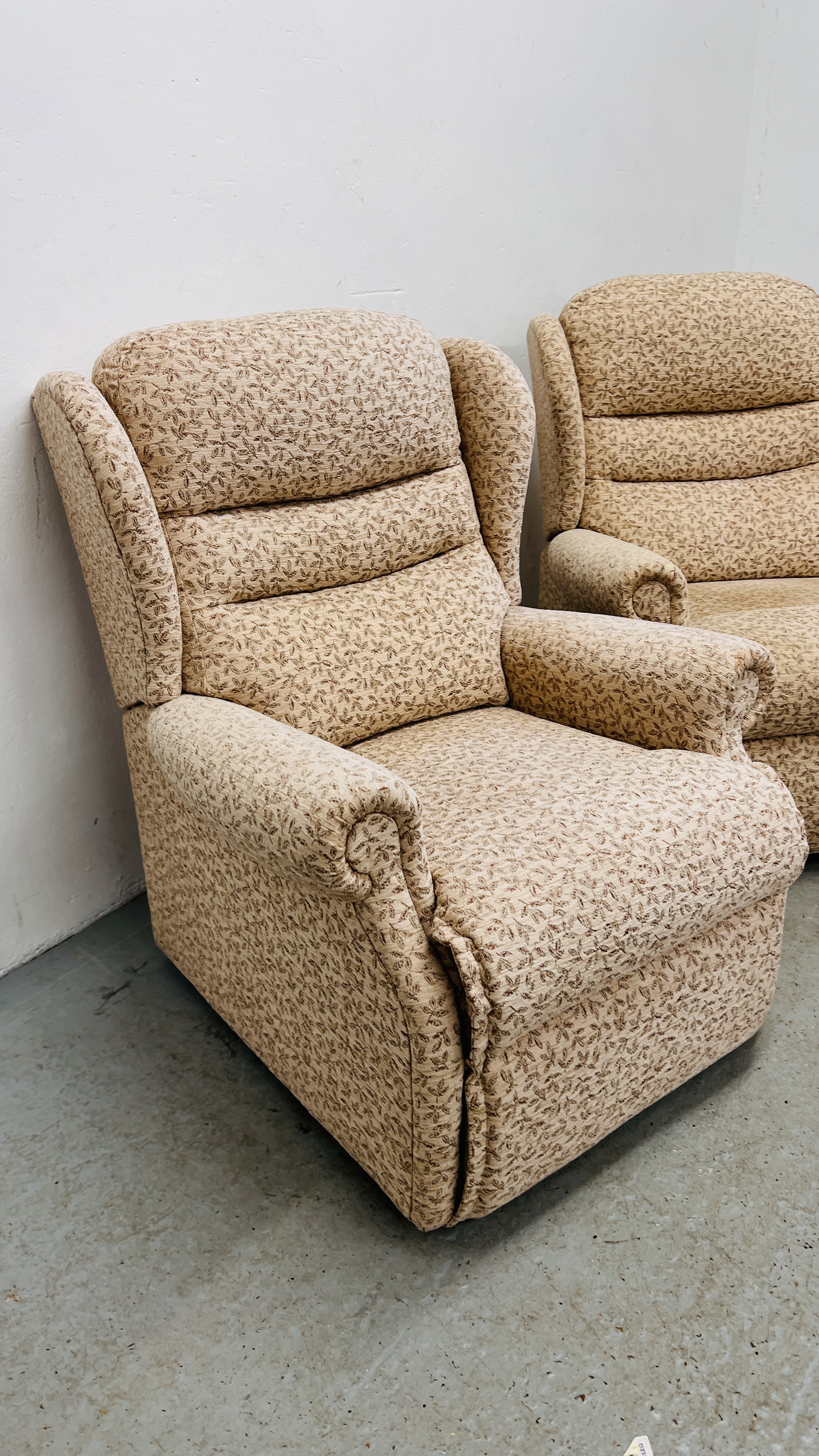 A MODERN CREAM PATTERN EASY CHAIR ALONG WITH A MATCHING TWIN RECLINER THREE SEATER SOFA. - Image 5 of 15