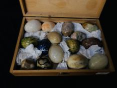 A COLLECTION OF APPROX 15 POLISHED HARD STONE EGGS TO INCLUDE CRYSTAL, QUARTZ AND ONYX EXAMPLES.