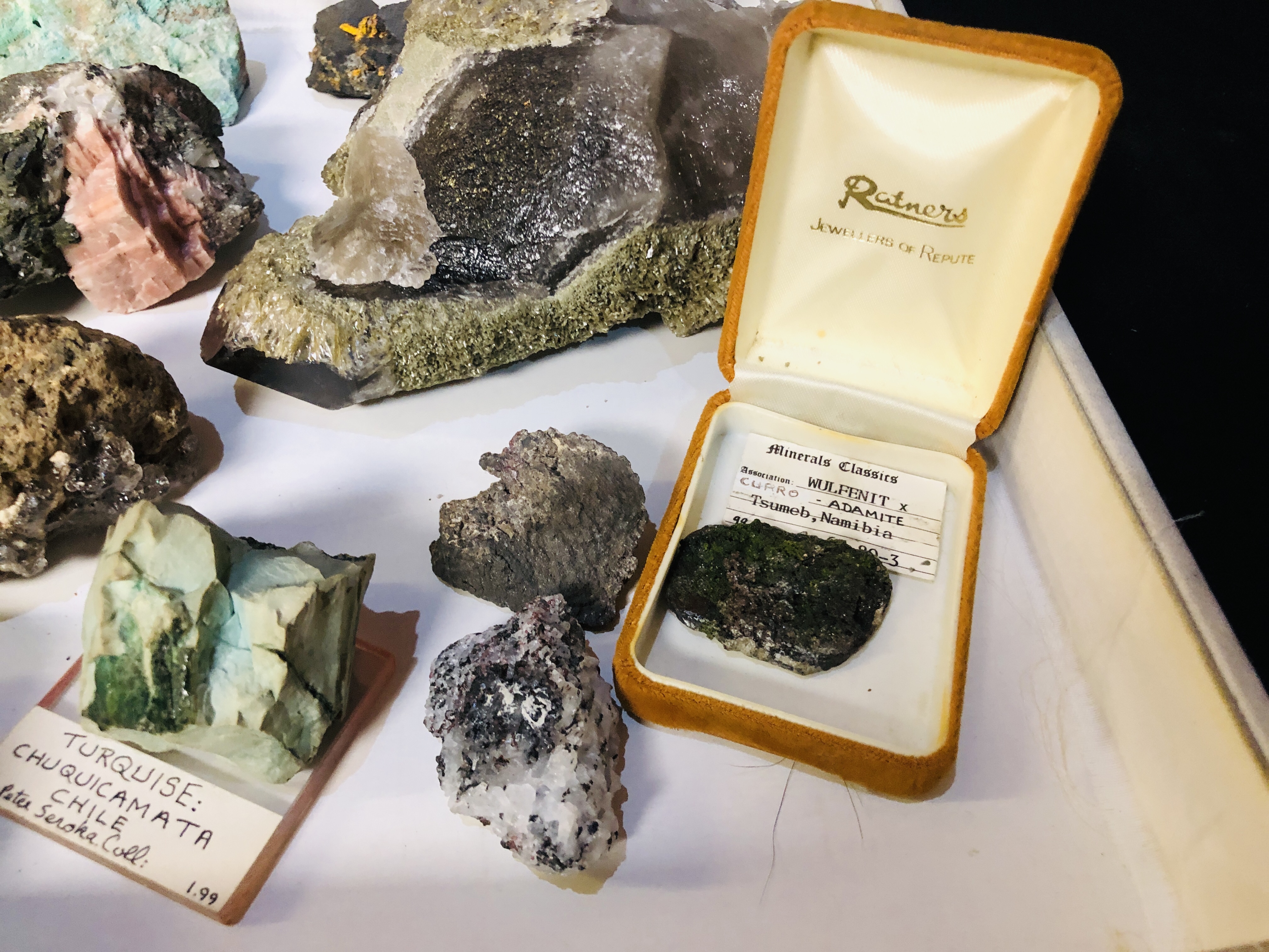 A COLLECTION OF APPROX 9 CRYSTAL AND MINERAL ROCK EXAMPLES TO INCLUDE QUARTZ, - Image 3 of 4