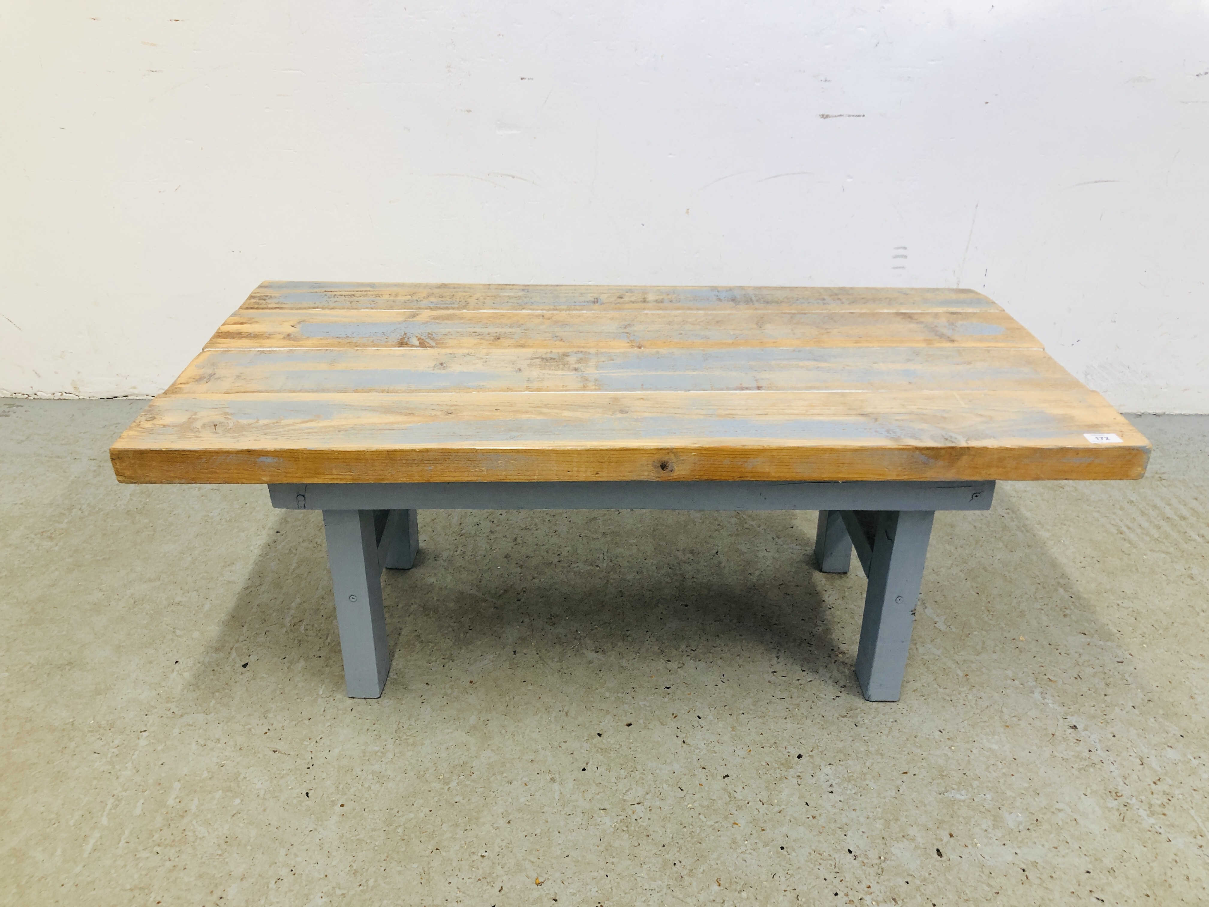 A HARDWOOD RECLAIMED PINE TOP COFFEE TABLE IN SHABBY CHIC FINISH