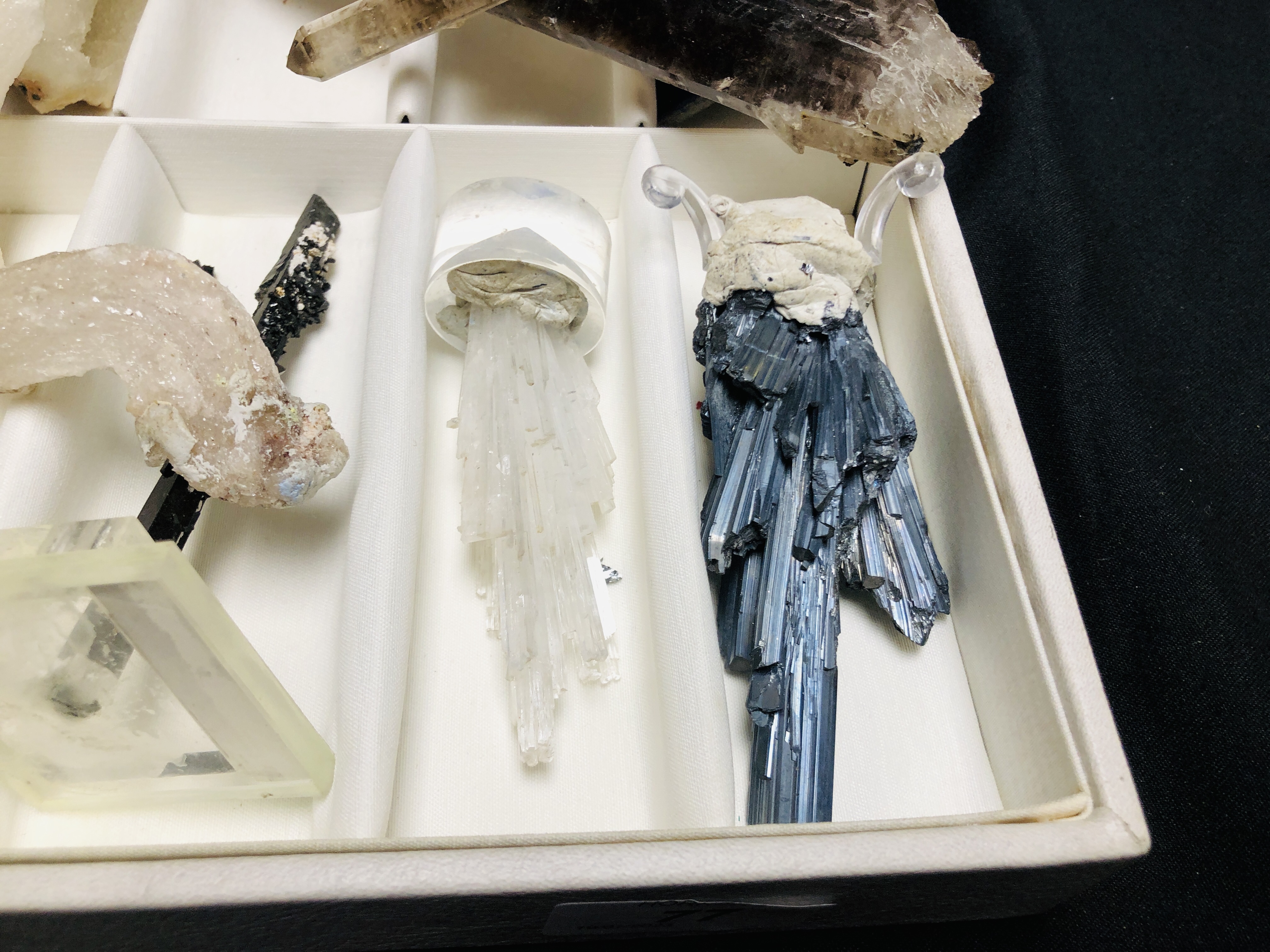 A COLLECTION OF APPROX 11 CRYSTAL AND MINERAL ROCK EXAMPLES TO INCLUDE QUARTZ, LAPIS, AEGIRINE ETC. - Image 2 of 5