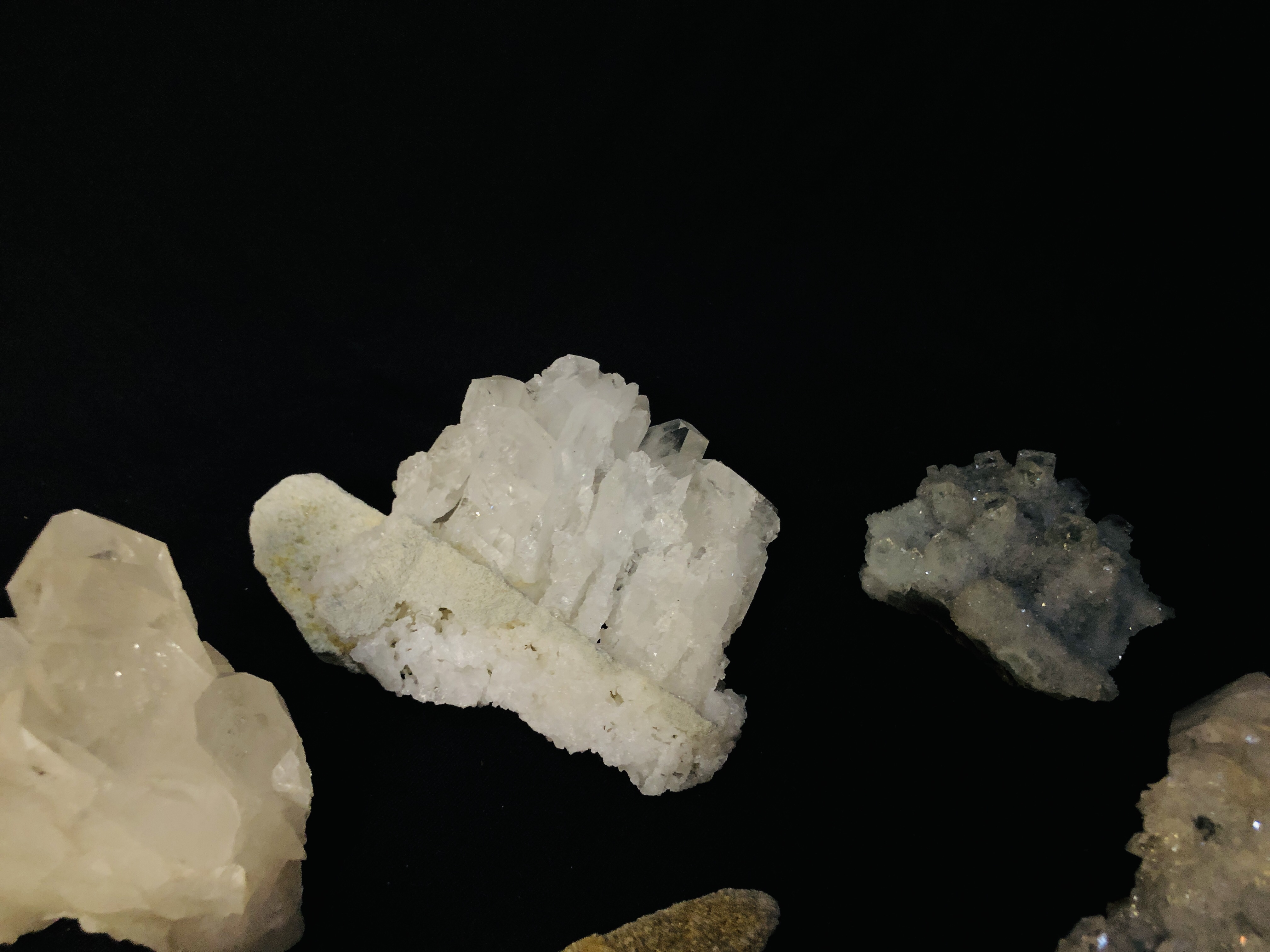 A COLLECTION OF APPROX 6 CRYSTAL AND MINERAL ROCK EXAMPLES TO INCLUDE QUARTZ AND COLEMANITE ETC. - Image 3 of 4