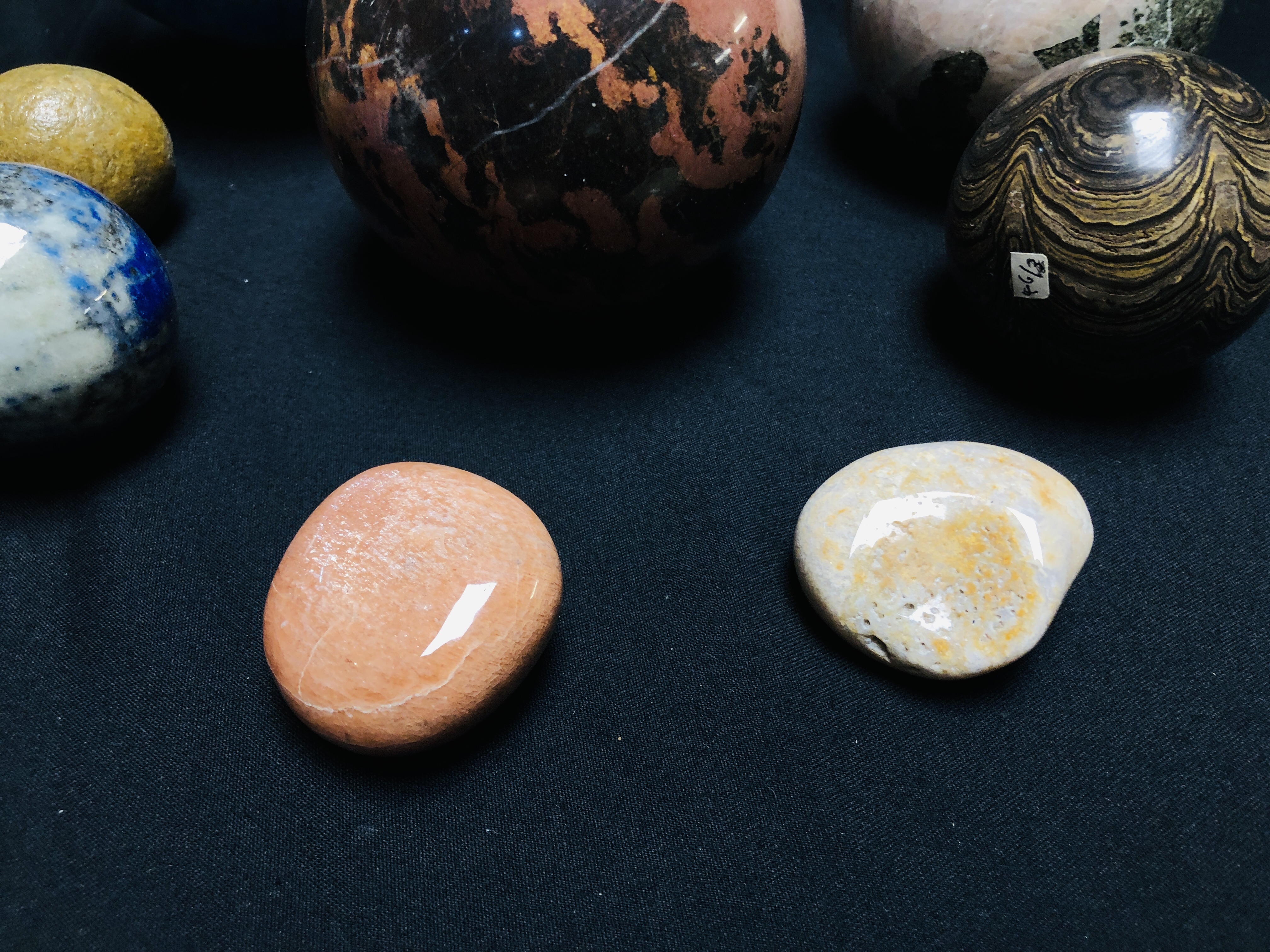 A COLLECTION OF 4 HARD STONE POLISHED SPHERES TO INCLUDE FLUORITE + ONE OTHER ALONG WITH 3 POLISHED - Image 2 of 5
