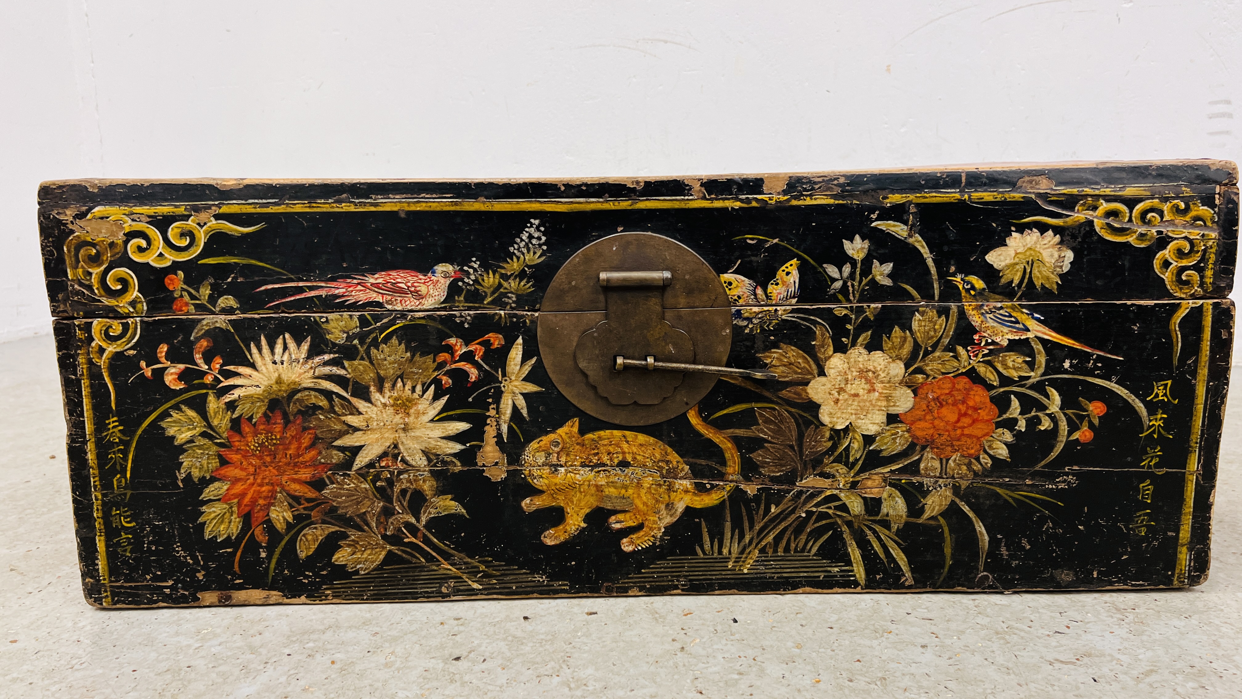 AN ANTIQUE CHINESE CAMPHOR WOOD THEATRICAL COSTUME TRUNK THE FRONT HAND PAINTED PANEL DEPICTING - Image 3 of 11